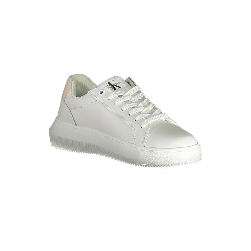 Sneakers blanches en cuir pour femmes de la marque Calvin Klein, vue de côté, avec lacets et design épuré.