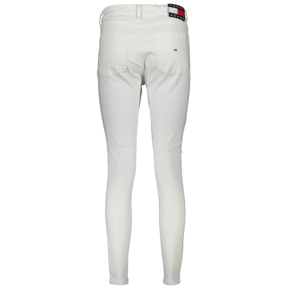 Jeans pour femme Tommy Hilfiger en coton blanc, coupe classique, visible en détail sur l'image.