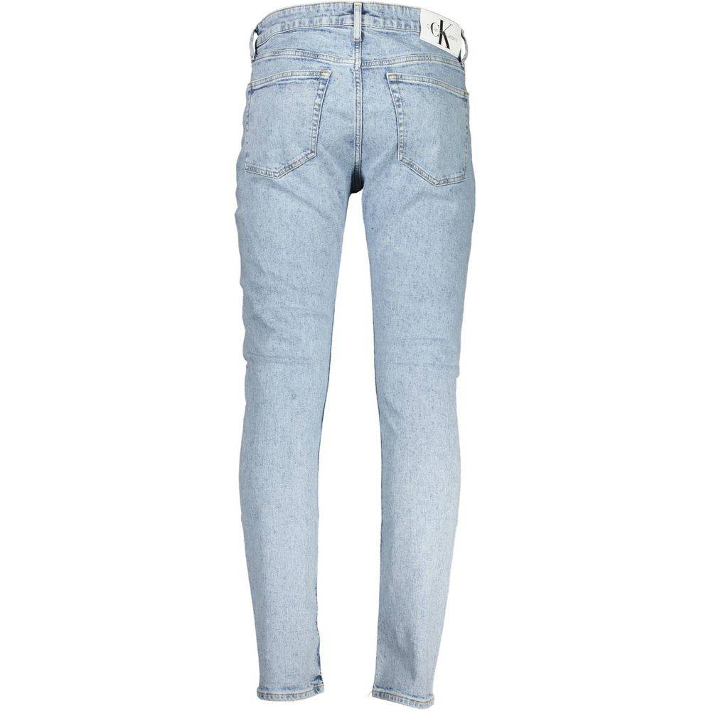 Jeans homme en coton Calvin Klein Azzurro, coupe classique, détail de la ceinture et poches visibles.
