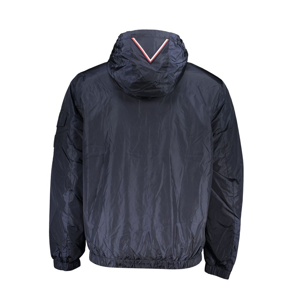 Veste en nylon bleu pour homme de la marque Tommy Hilfiger, détail visible, avec fermeture éclair et col montant.