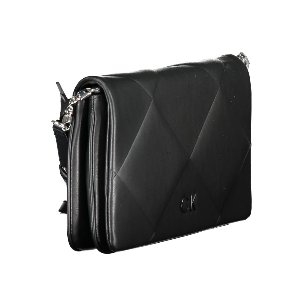 Sac à main noir en polyuréthane pour femme de la marque Calvin Klein, avec détails élégants et poignée robuste.