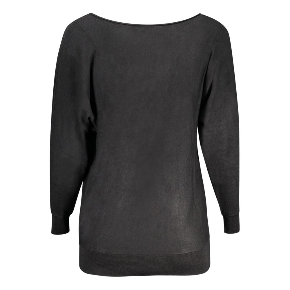 Pull femme Guess Jeans noir en viscose, coupe décontractée et confortable, idéal pour un style élégant et moderne.