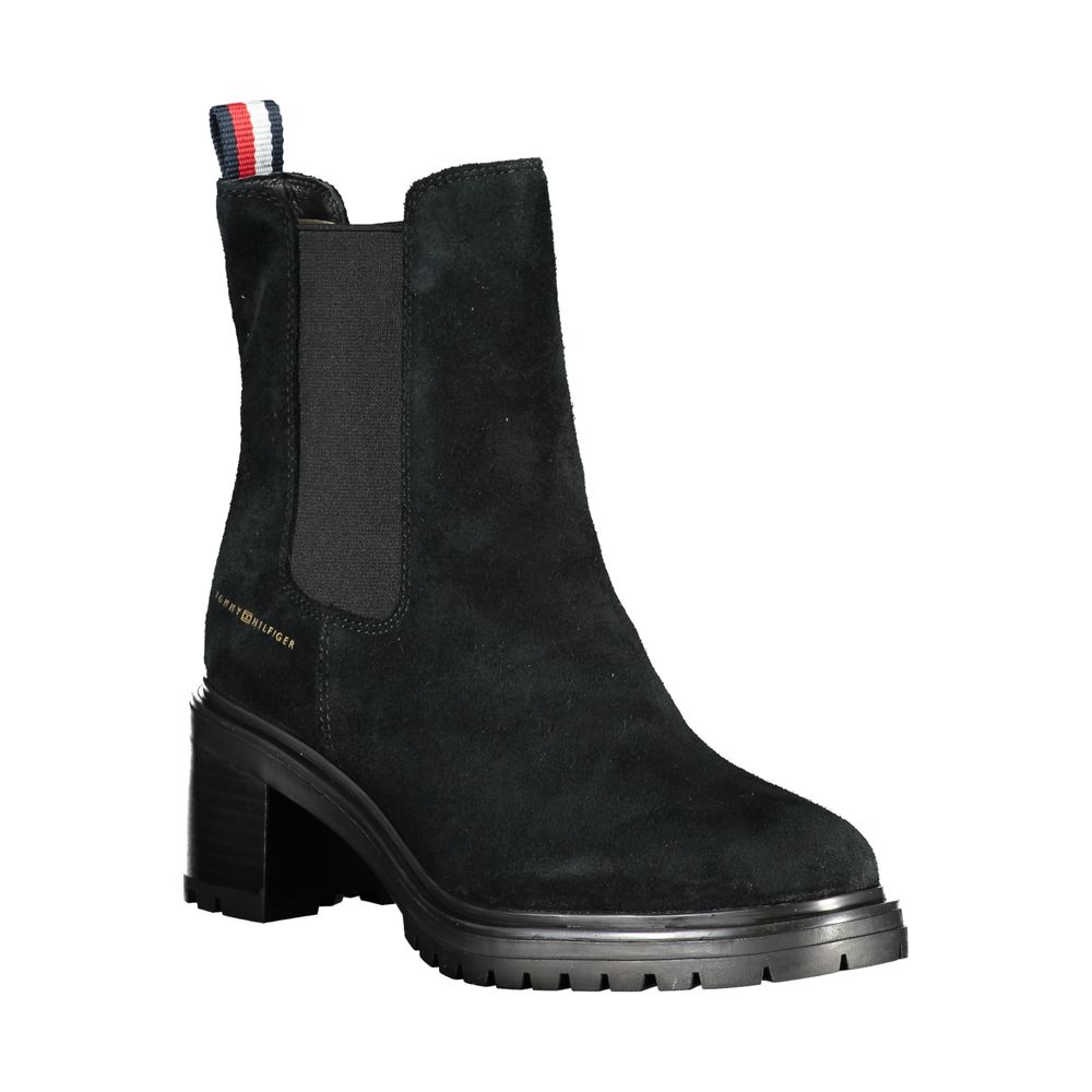 Bottes pour femmes en cuir noir de Tommy Hilfiger, style élégant et moderne, visibles en gros plan sur l'image.