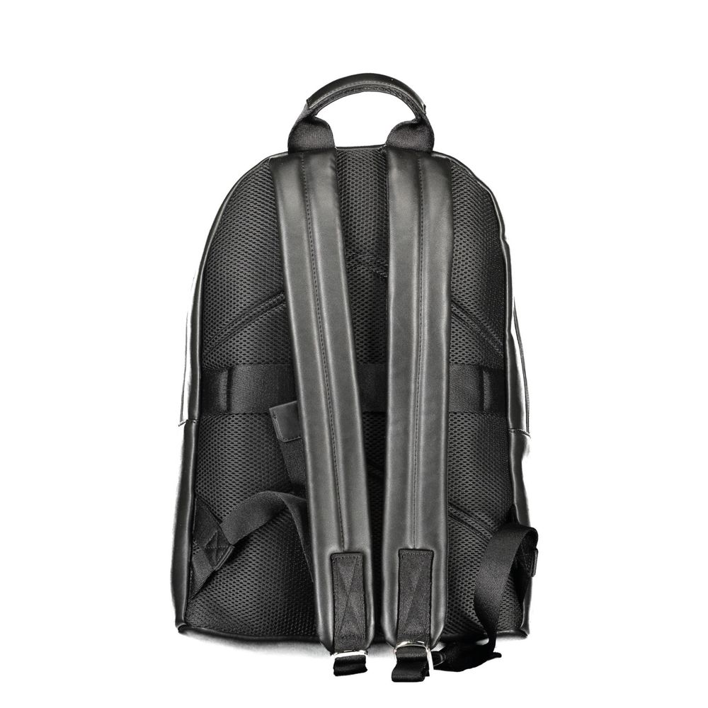Sac à dos pour homme Calvin Klein en polyester noir, avec poches et détails modernes, parfait pour le quotidien.