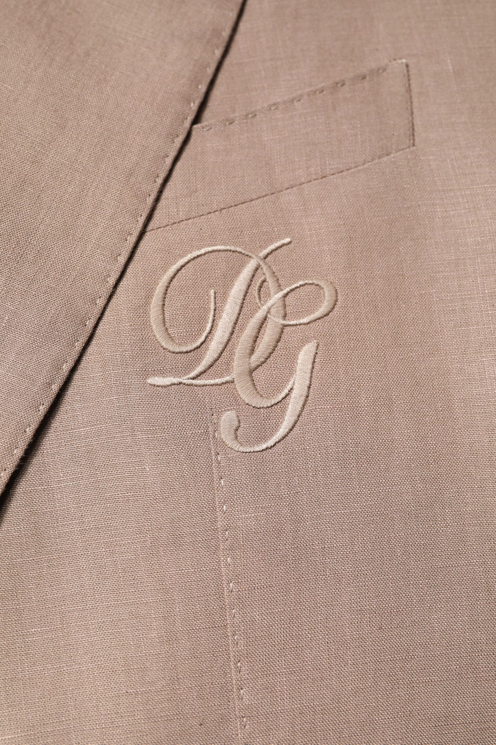 Manteau blazer beige Dolce & Gabbana Taormina à simple boutonnage, tissu élégant, porté sur un mannequin.