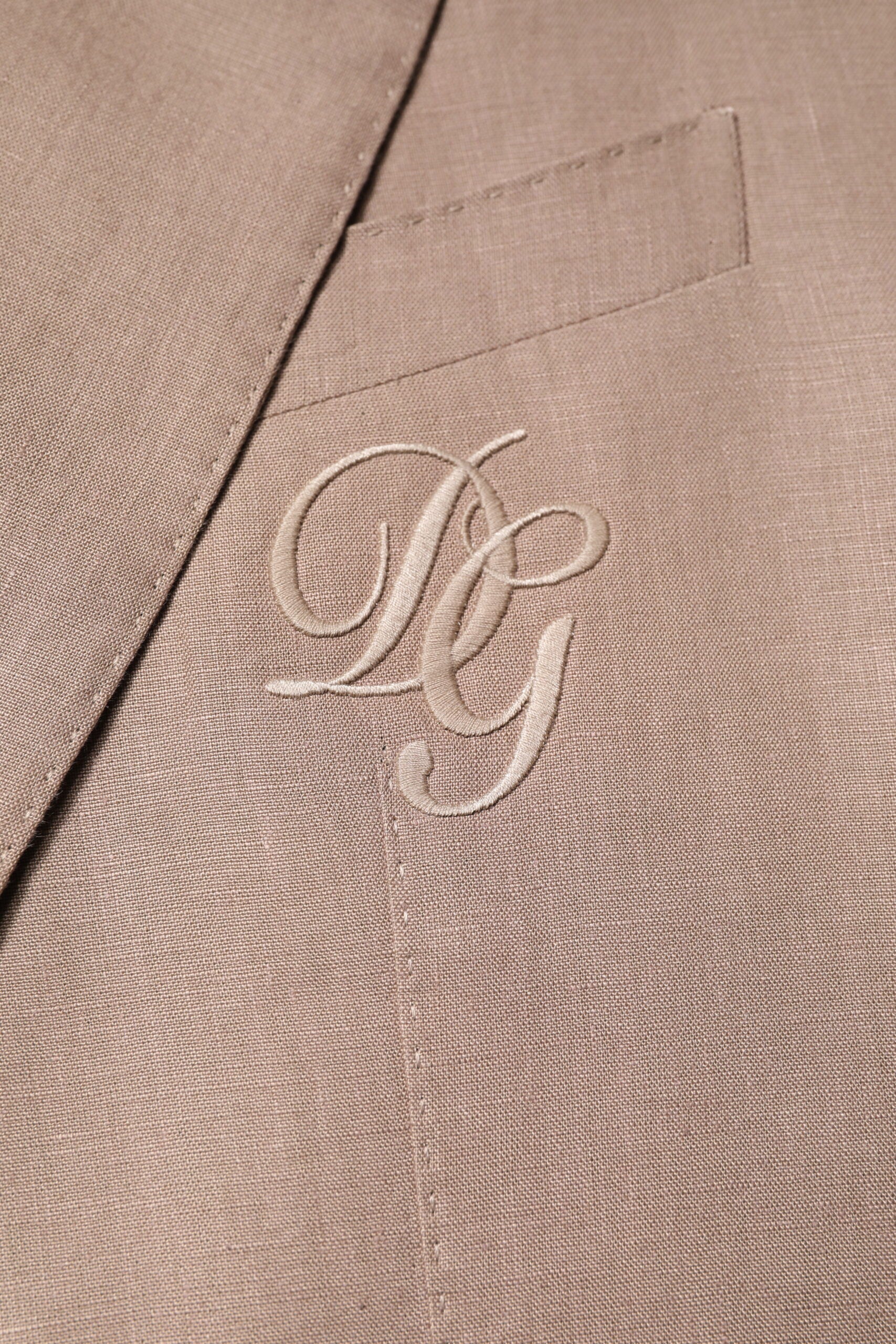 Manteau blazer beige Dolce & Gabbana Taormina à simple boutonnage, tissu élégant, porté sur un mannequin.