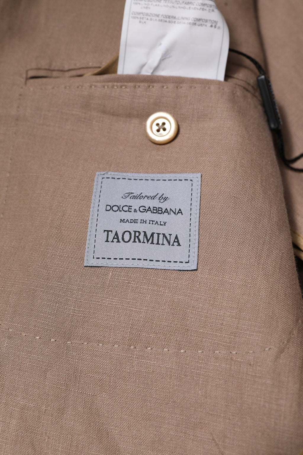 Manteau blazer beige Dolce & Gabbana Taormina à un seul bouton, élégance classique avec détails raffinés.