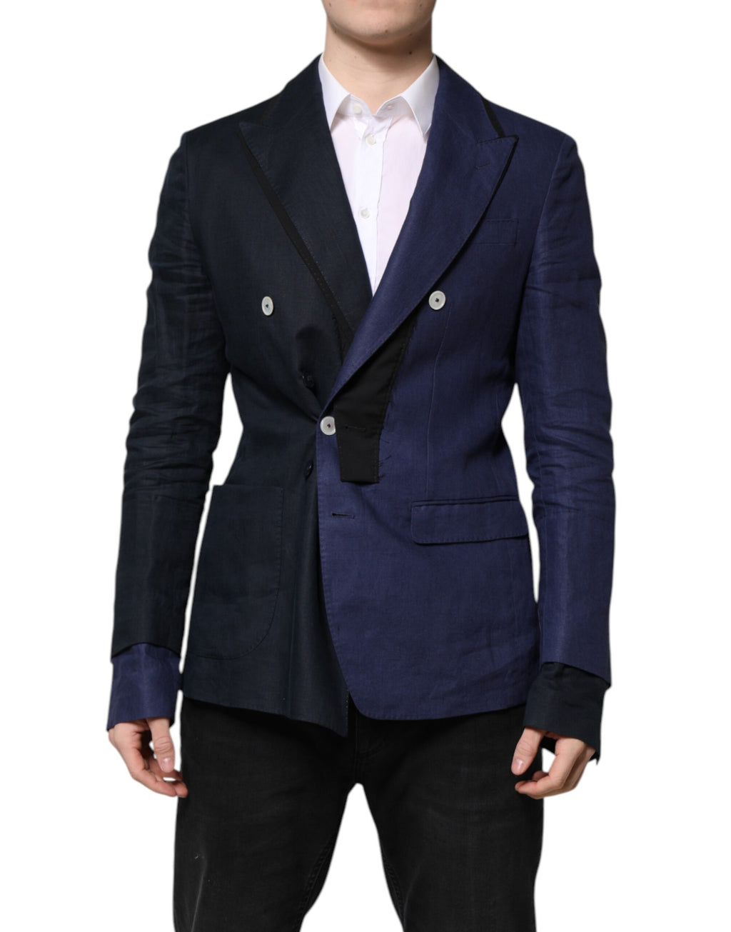 Costume blazer double-breasted en bleu marine de Dolce & Gabbana, élégant et sophistiqué, porté sur un mannequin.