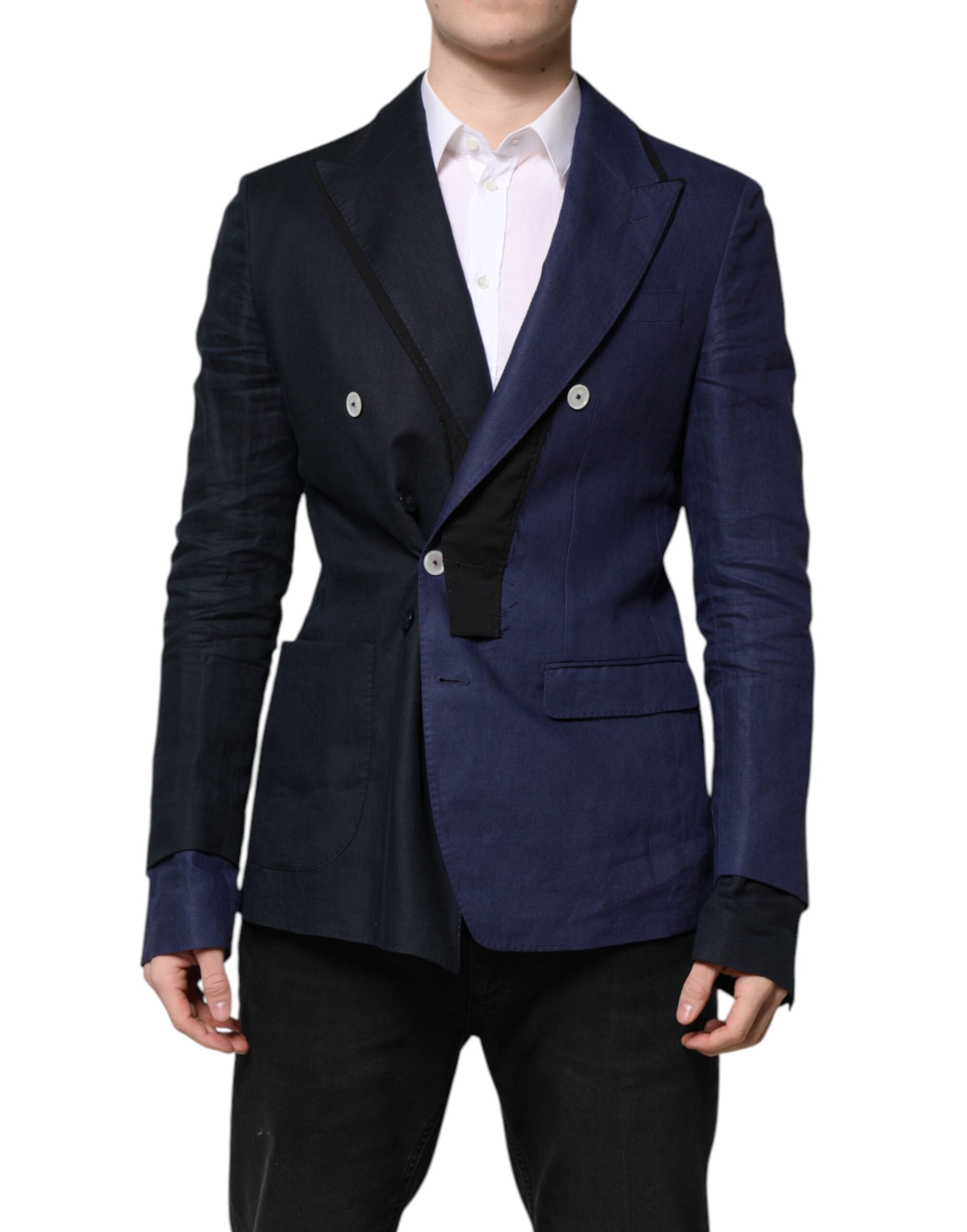 Costume blazer double-breasted en bleu marine de Dolce & Gabbana, élégant et sophistiqué, porté sur un mannequin.