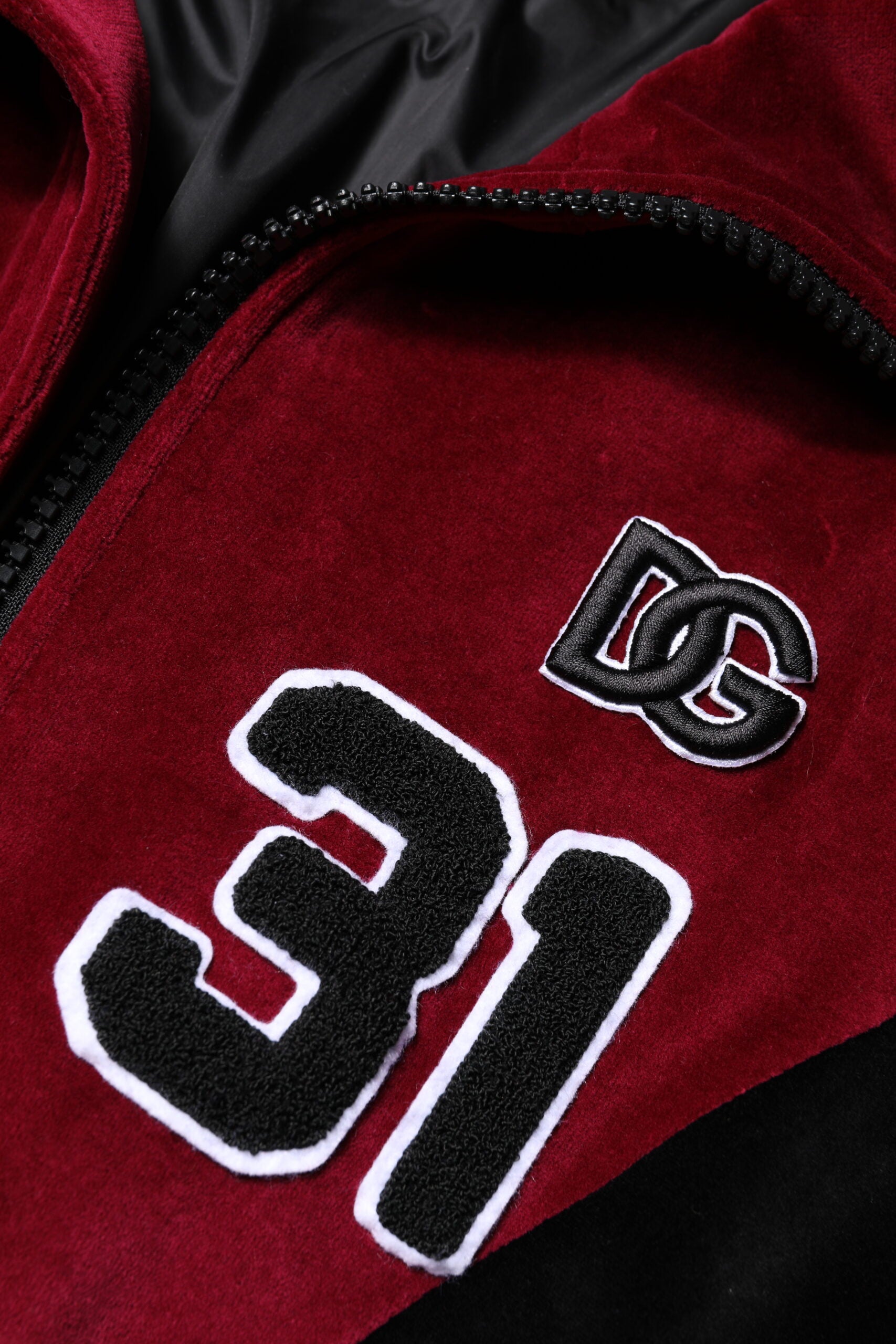 Veste bomber Dolce & Gabbana en coton rouge et noir avec logo, fermeture éclair complète, style décontracté et tendance.