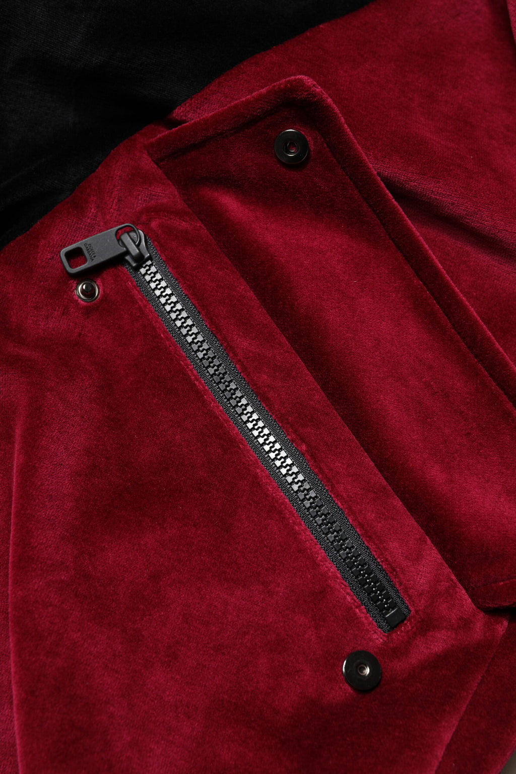 Veste bomber Dolce & Gabbana en coton rouge et noir avec logo et fermeture éclair complète, style décontracté et élégant.