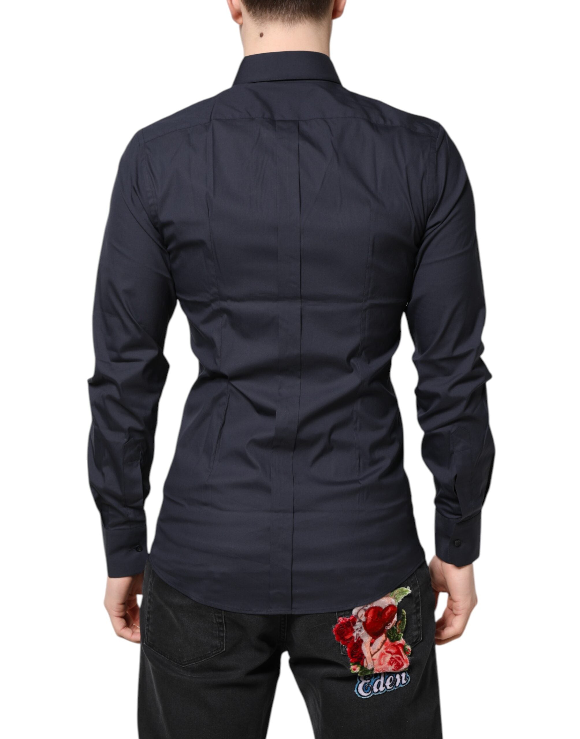 Chemise formelle en coton bleu foncé Dolce & Gabbana avec détails dorés, vue de face sur un mannequin.