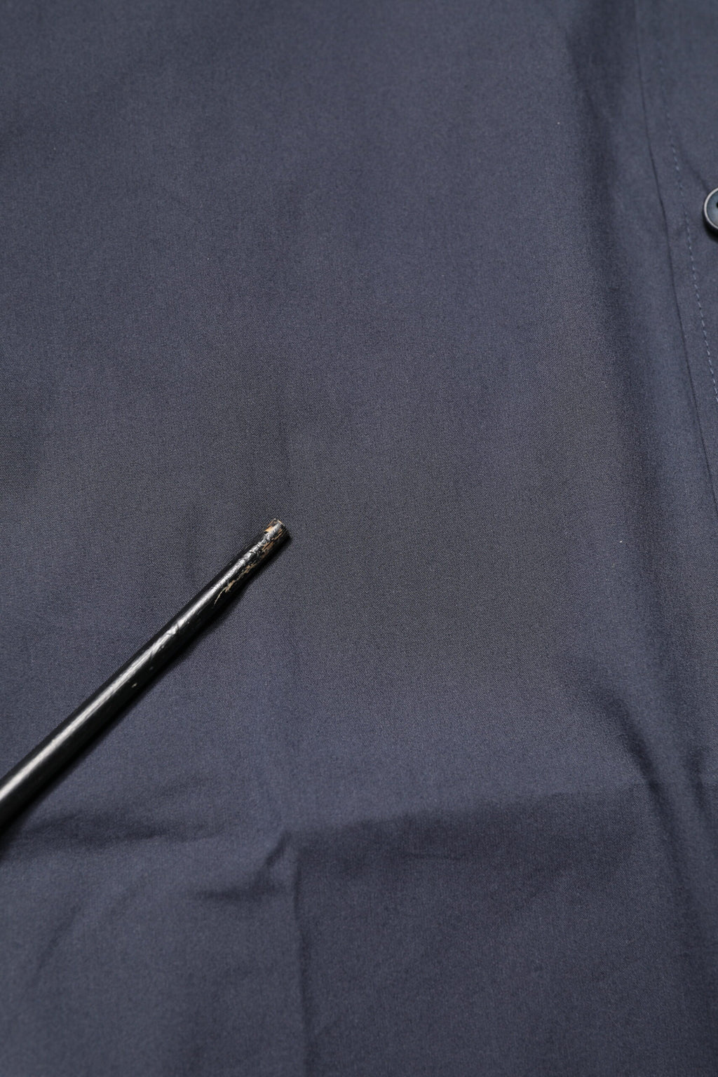 Chemise formelle en coton bleu foncé avec détails dorés de Dolce & Gabbana, vue de face.