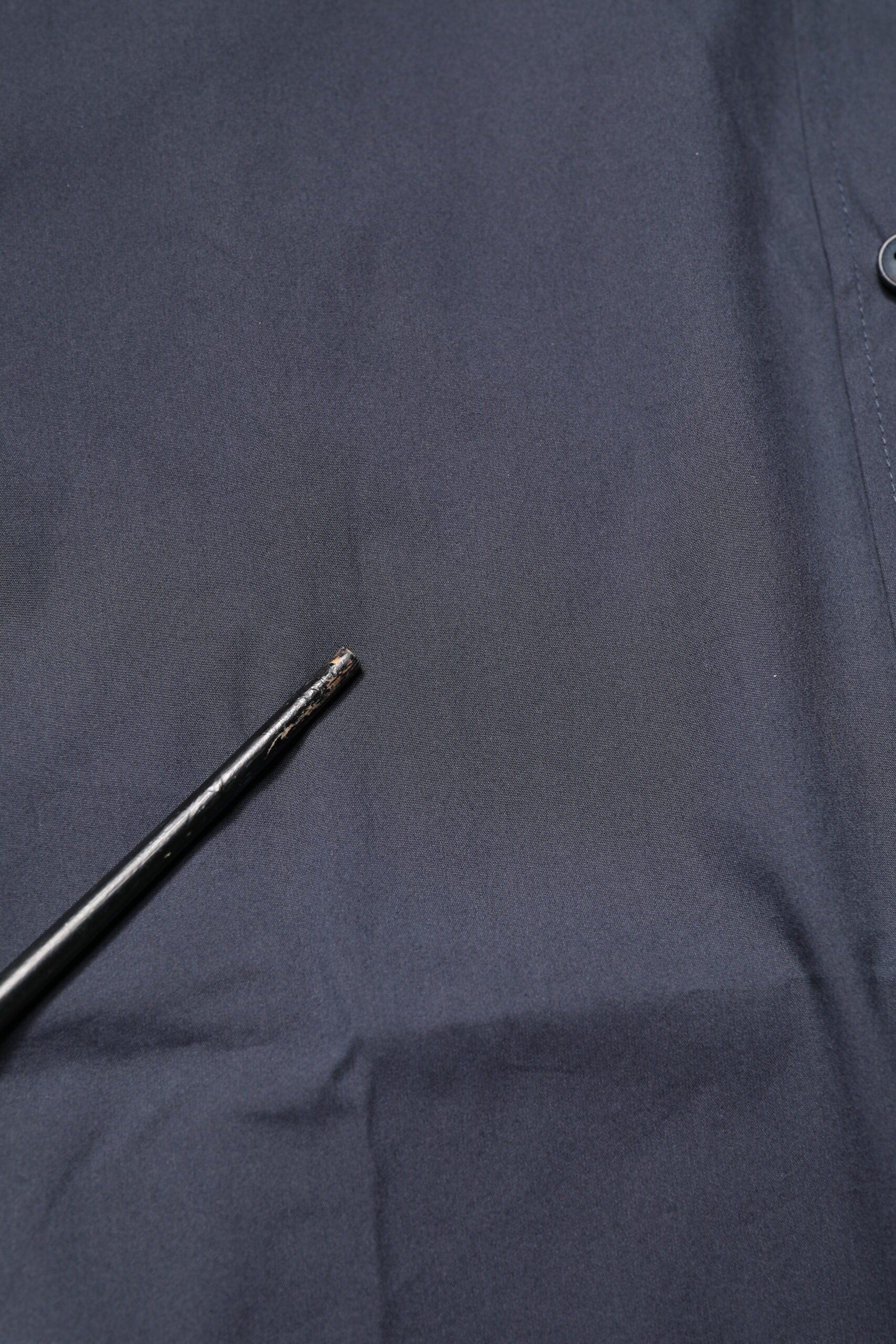 Chemise formelle en coton bleu foncé avec détails dorés de Dolce & Gabbana, vue de face.
