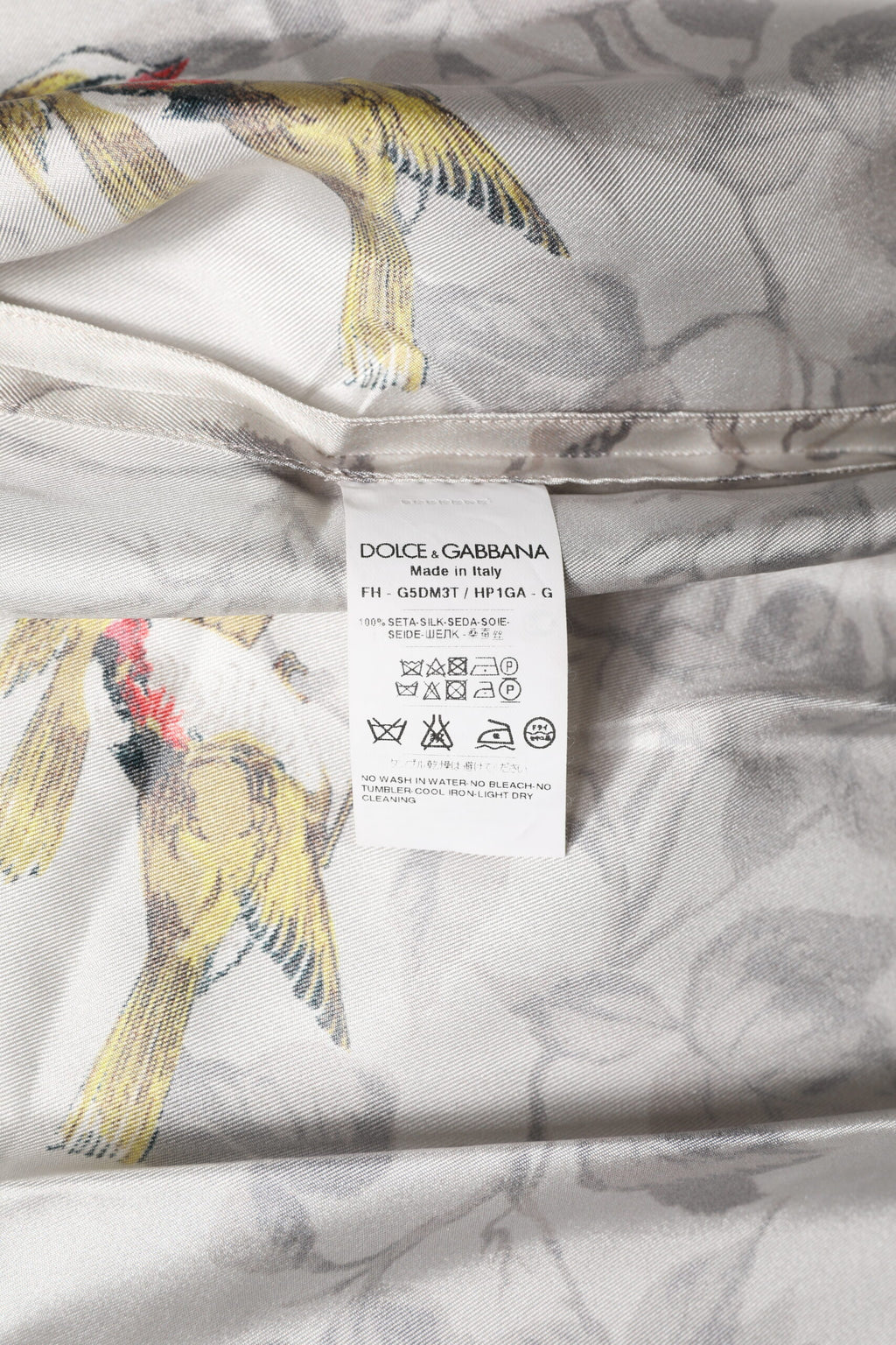 Chemise Dolce & Gabbana en soie multicolore avec imprimé et boutons, vue de face.