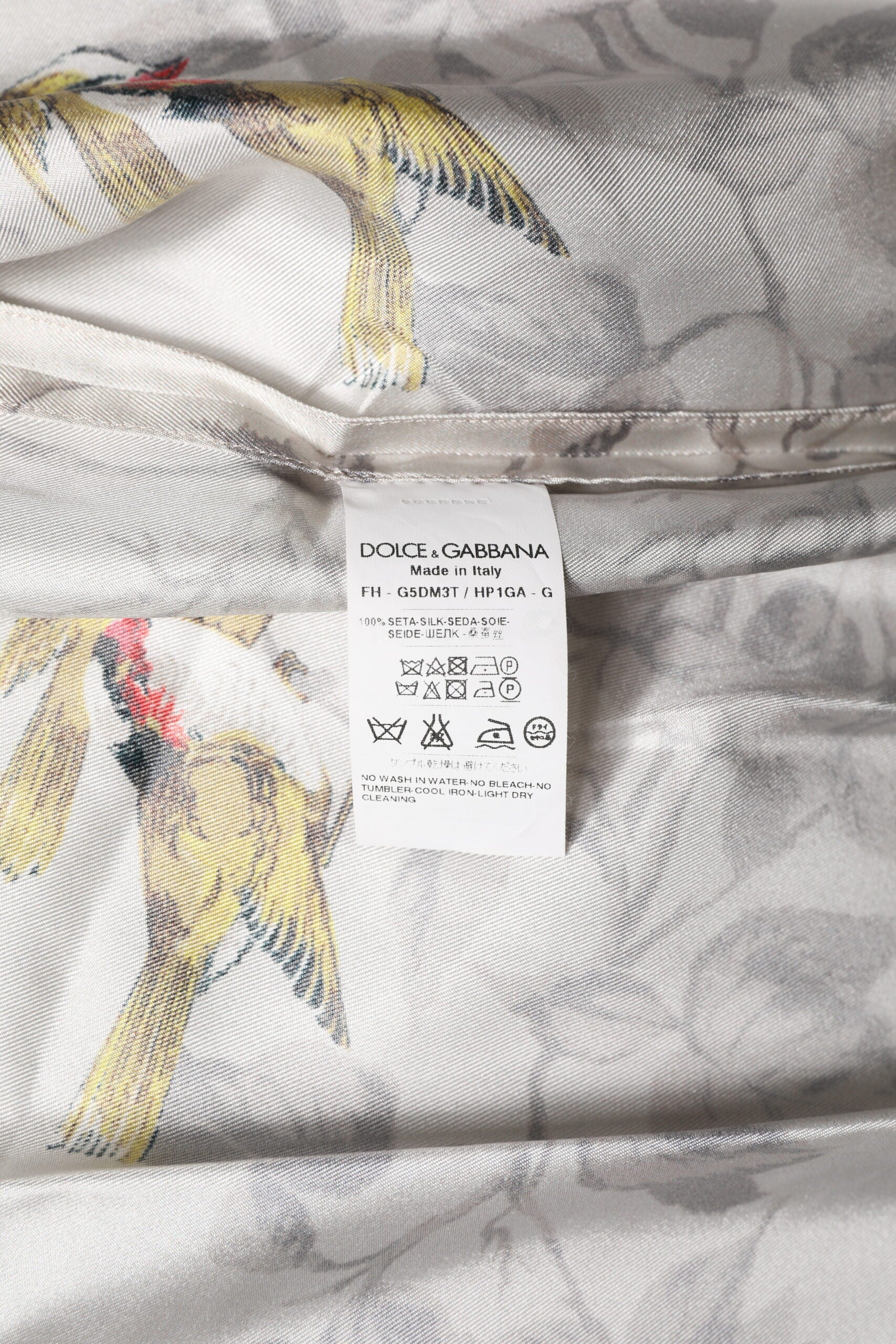 Chemise Dolce & Gabbana en soie multicolore avec imprimé et boutons, vue de face.