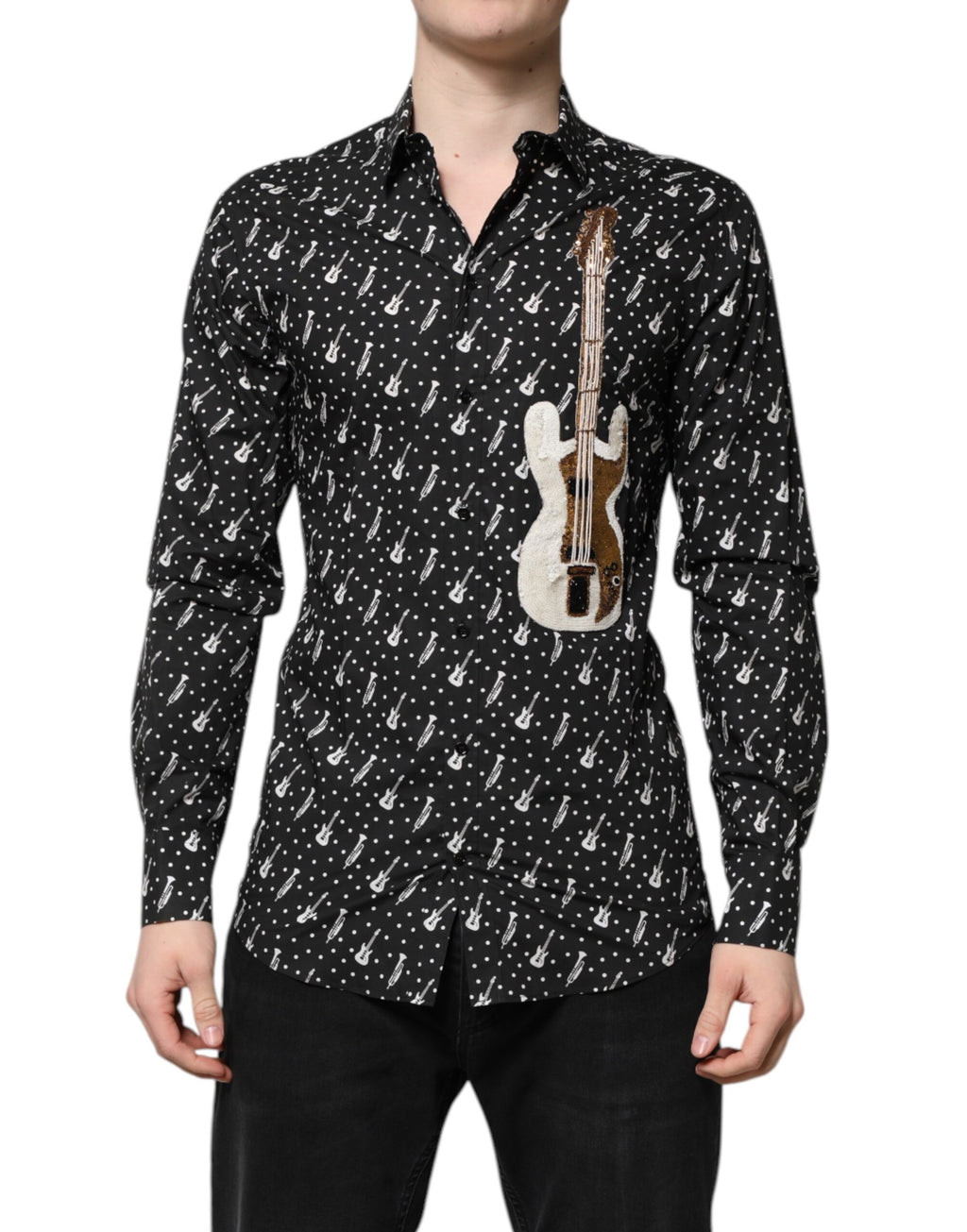 Chemise noire Dolce & Gabbana avec ornementations dorées et instruments brodés, élégance et style sophistiqué.