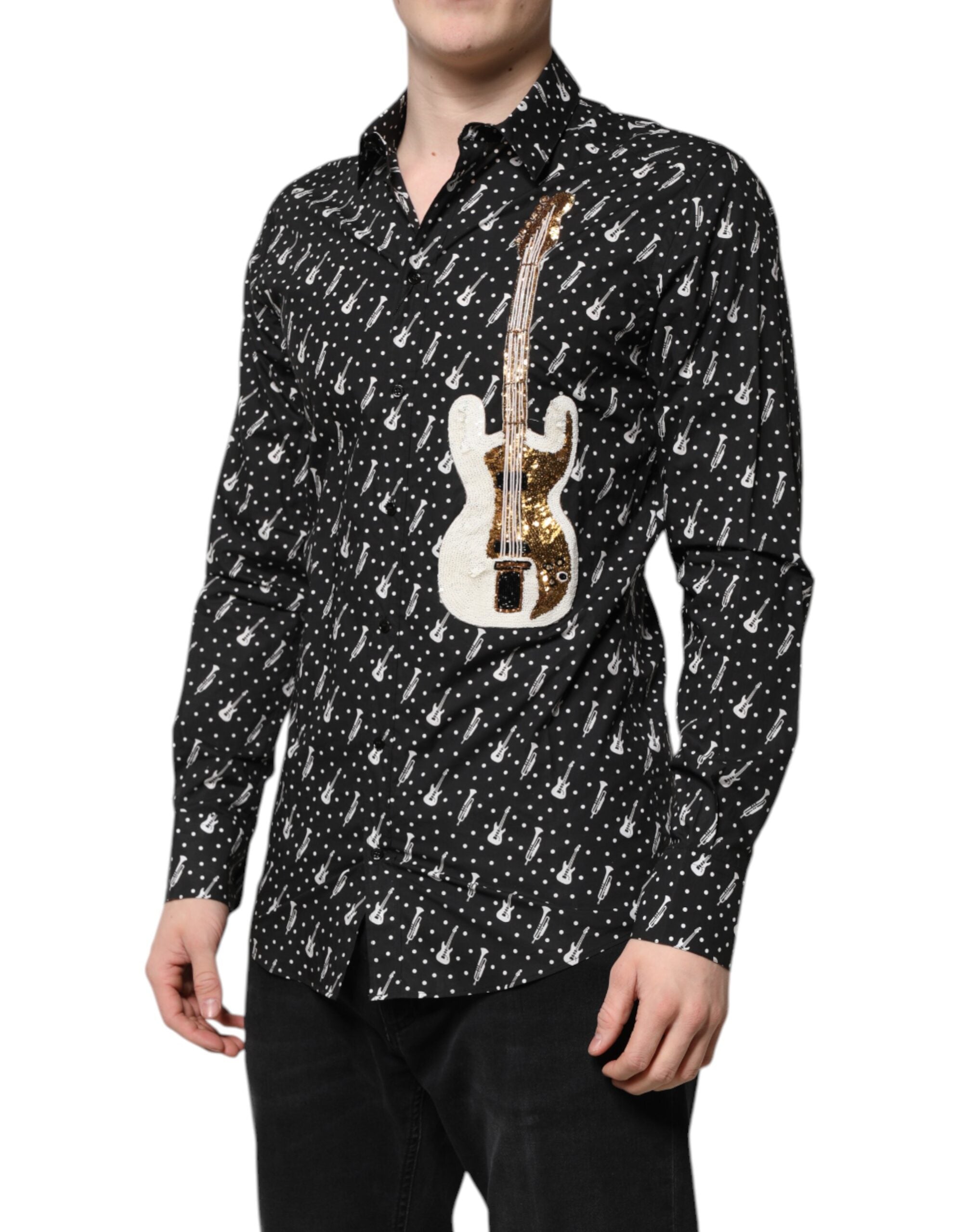 Chemise noire Dolce & Gabbana avec embellissements en or et instruments, détail élégant et sophistiqué.