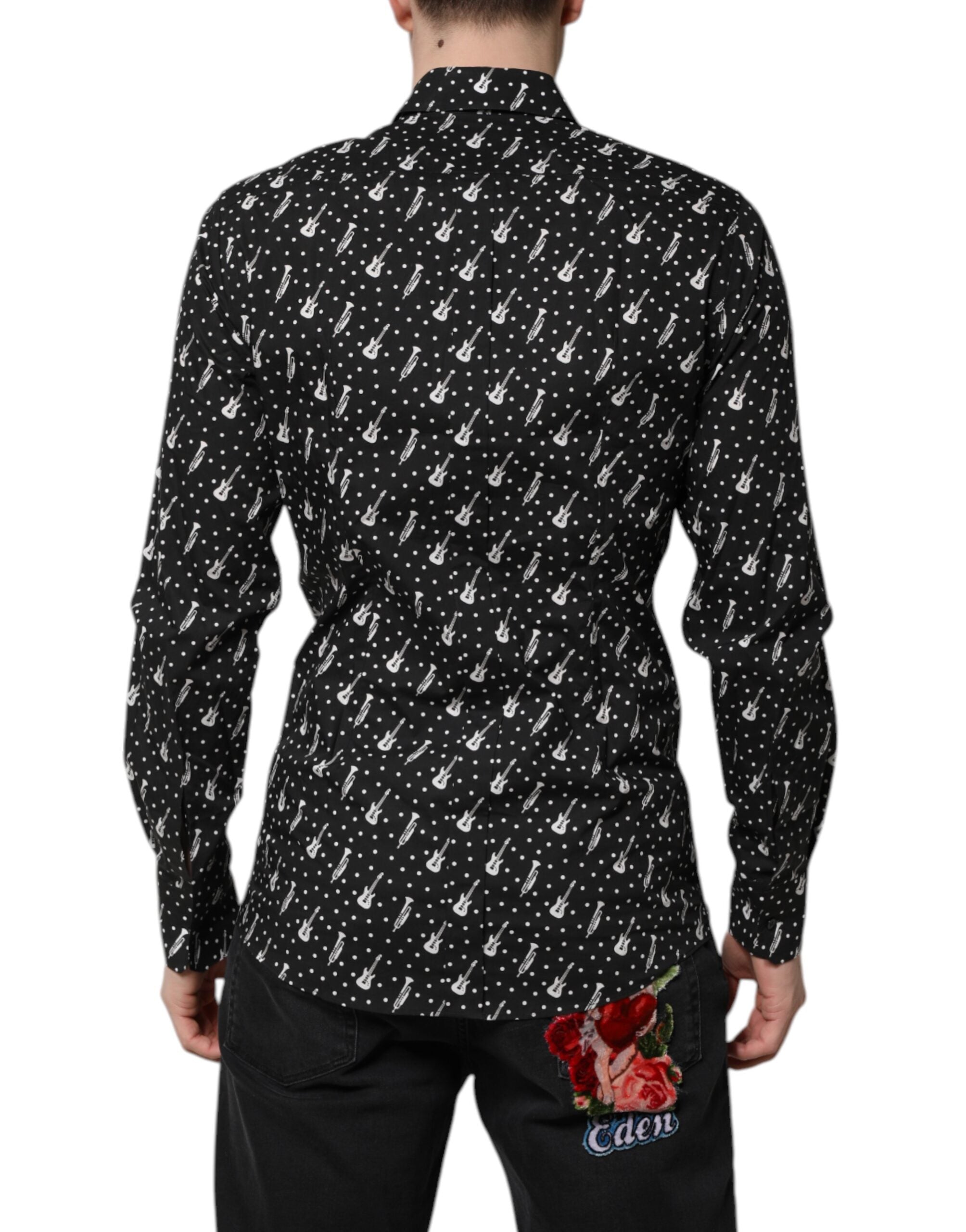 Chemise noire Dolce & Gabbana avec embellissements dorés et instruments, style élégant et sophistiqué.