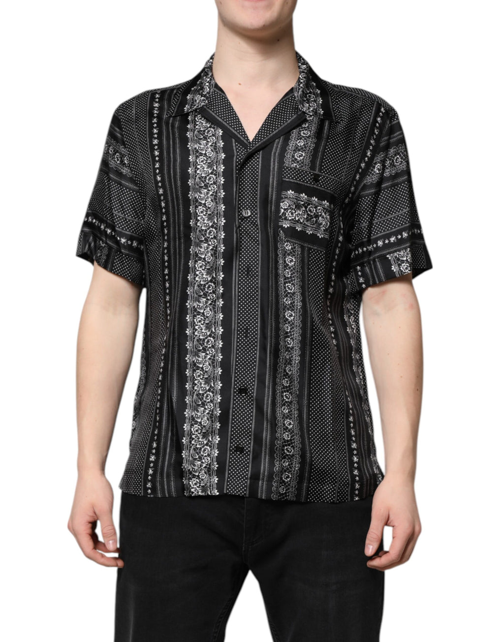 Chemise Dolce & Gabbana en soie noire à manches courtes avec imprimé floral élégant, vue de face.