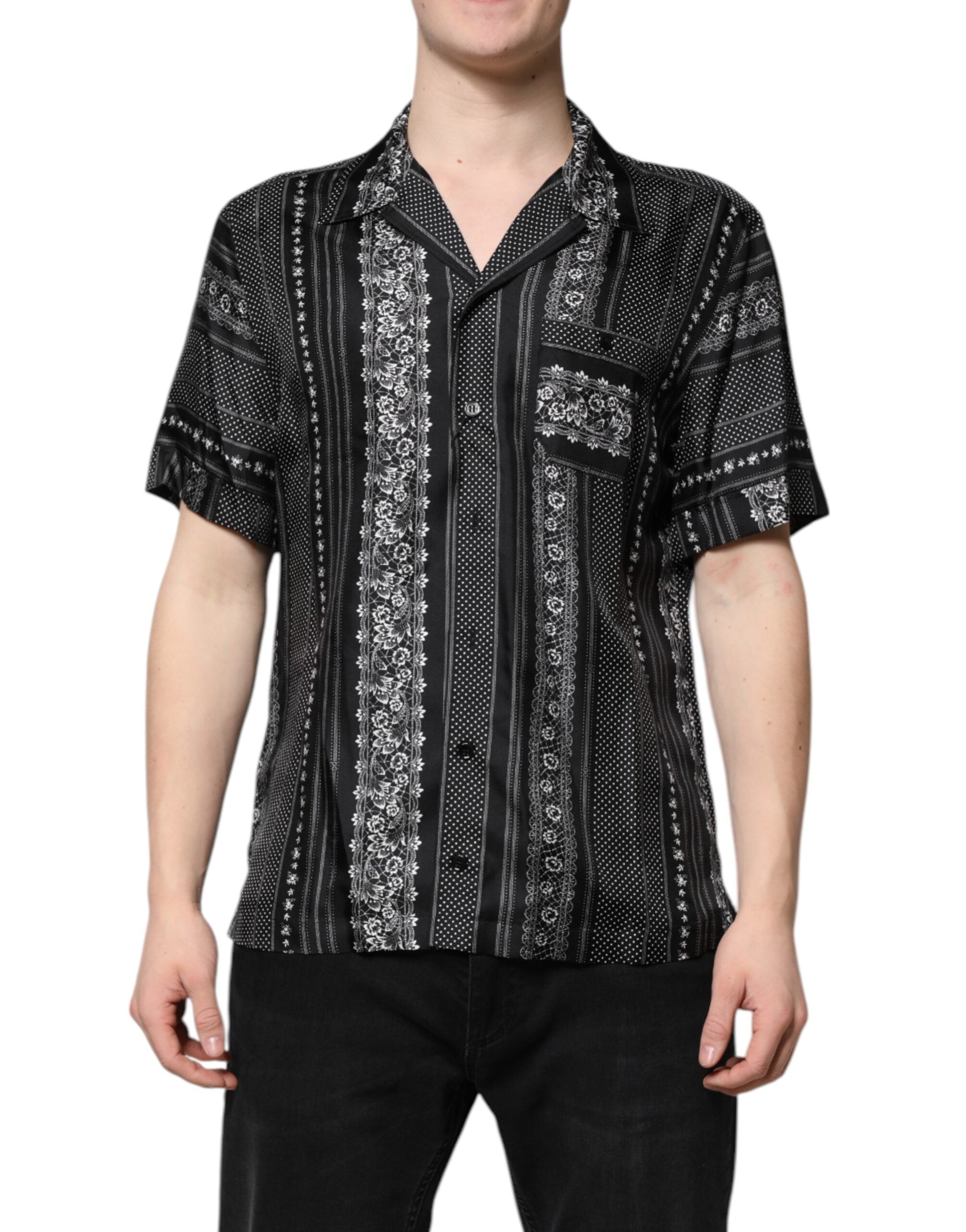 Chemise en soie noire Dolce & Gabbana à manches courtes avec imprimé floral, détails élégants et tissu fluide.