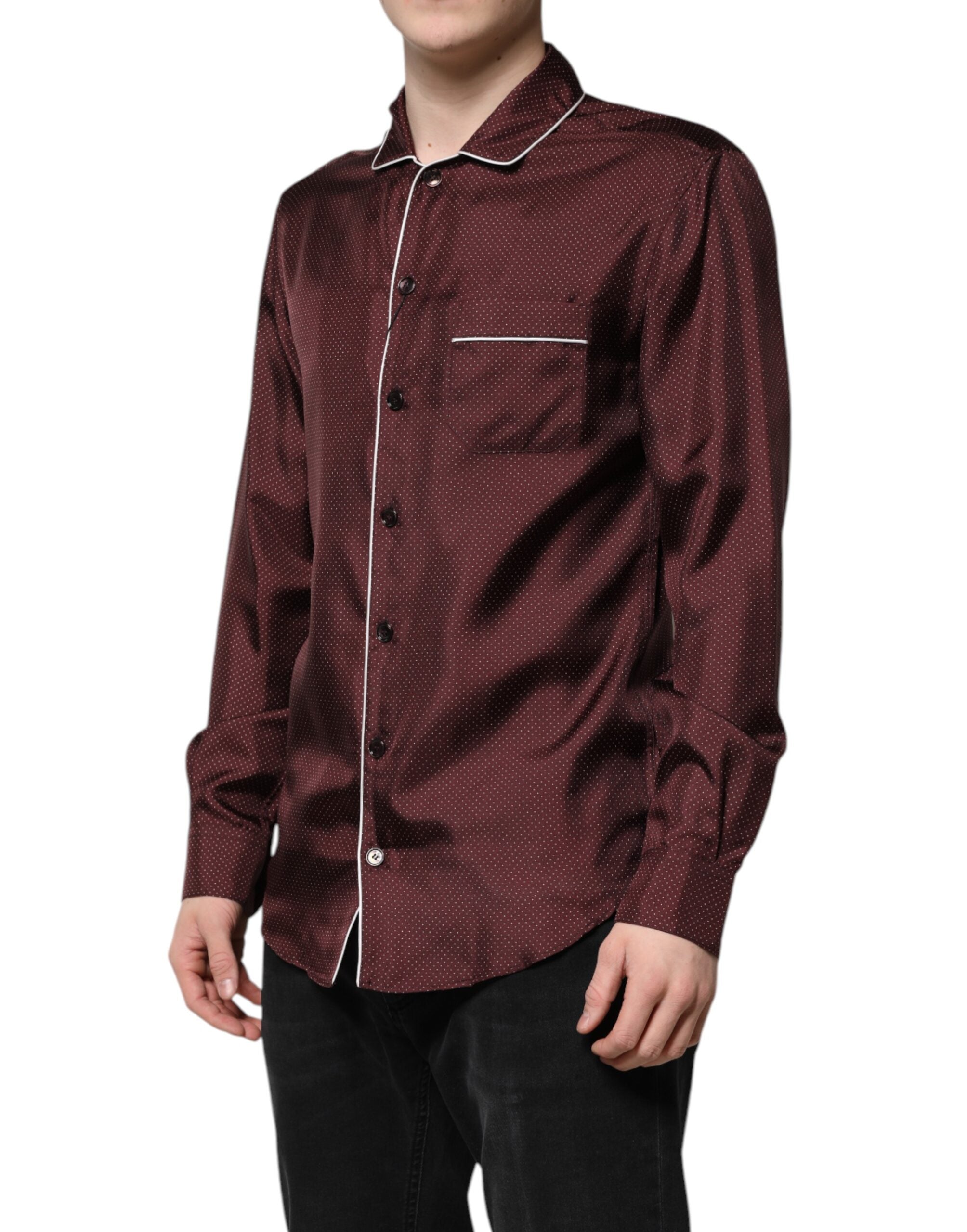Chemise longue en soie bordeaux à pois de Dolce & Gabbana, manches longues, design élégant et sophistiqué.