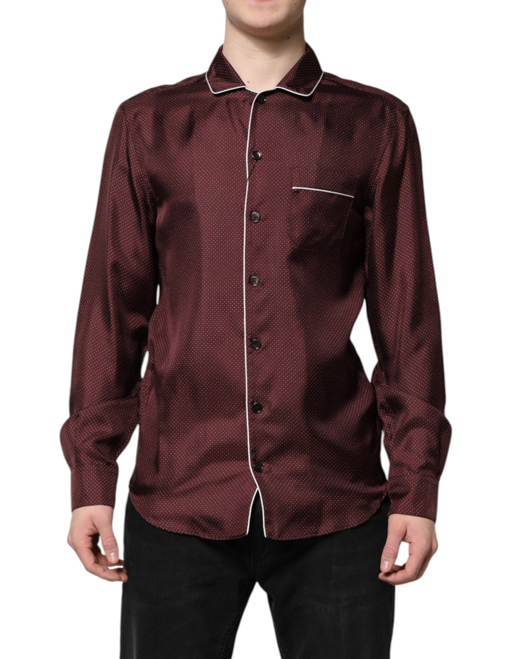 Chemise longue en soie bordeaux à pois de Dolce & Gabbana, manches longues élégantes, tissu fluide et sophistiqué.