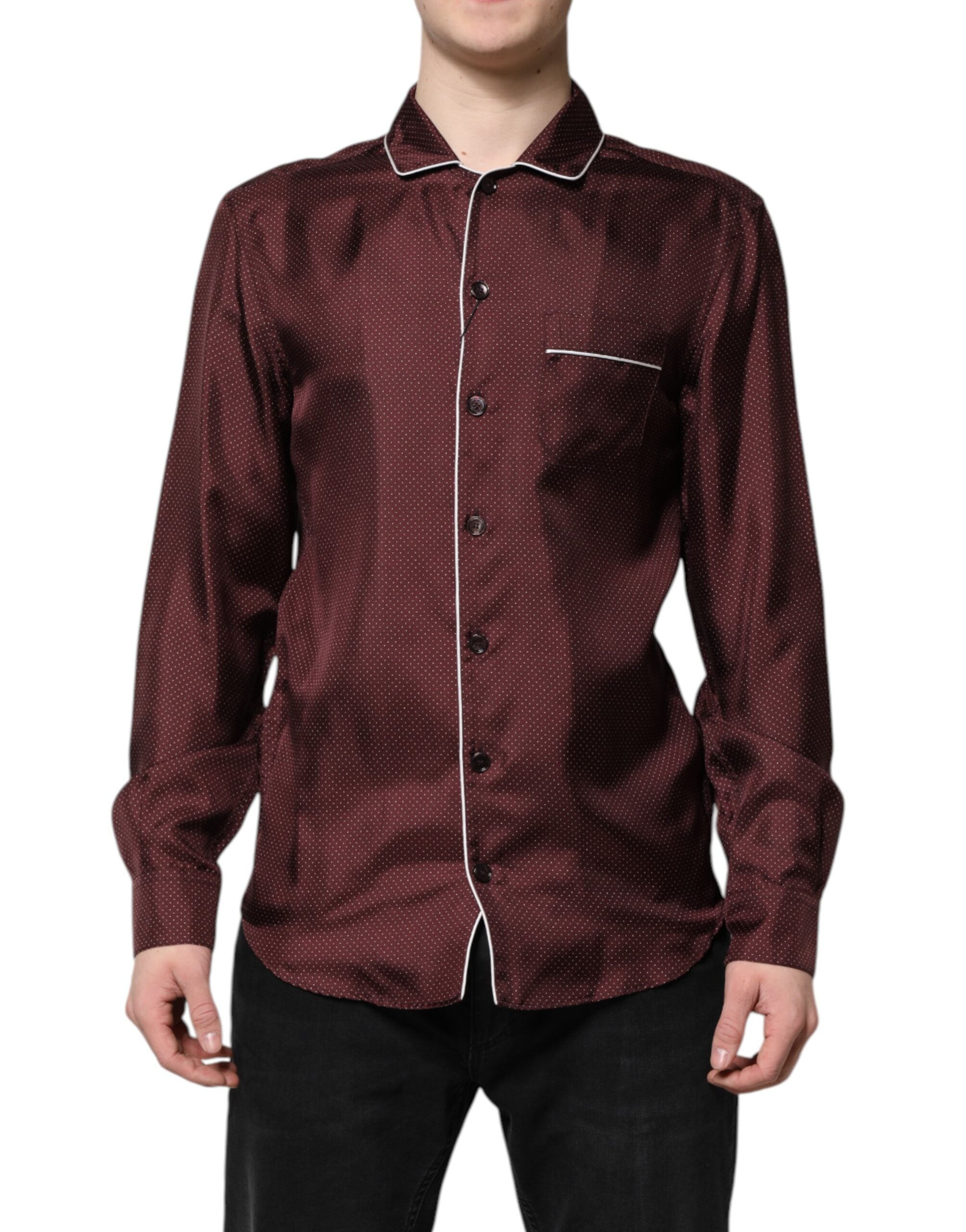Chemise longue en soie bordeaux à pois de Dolce & Gabbana, manches longues élégantes, tissu fluide et sophistiqué.