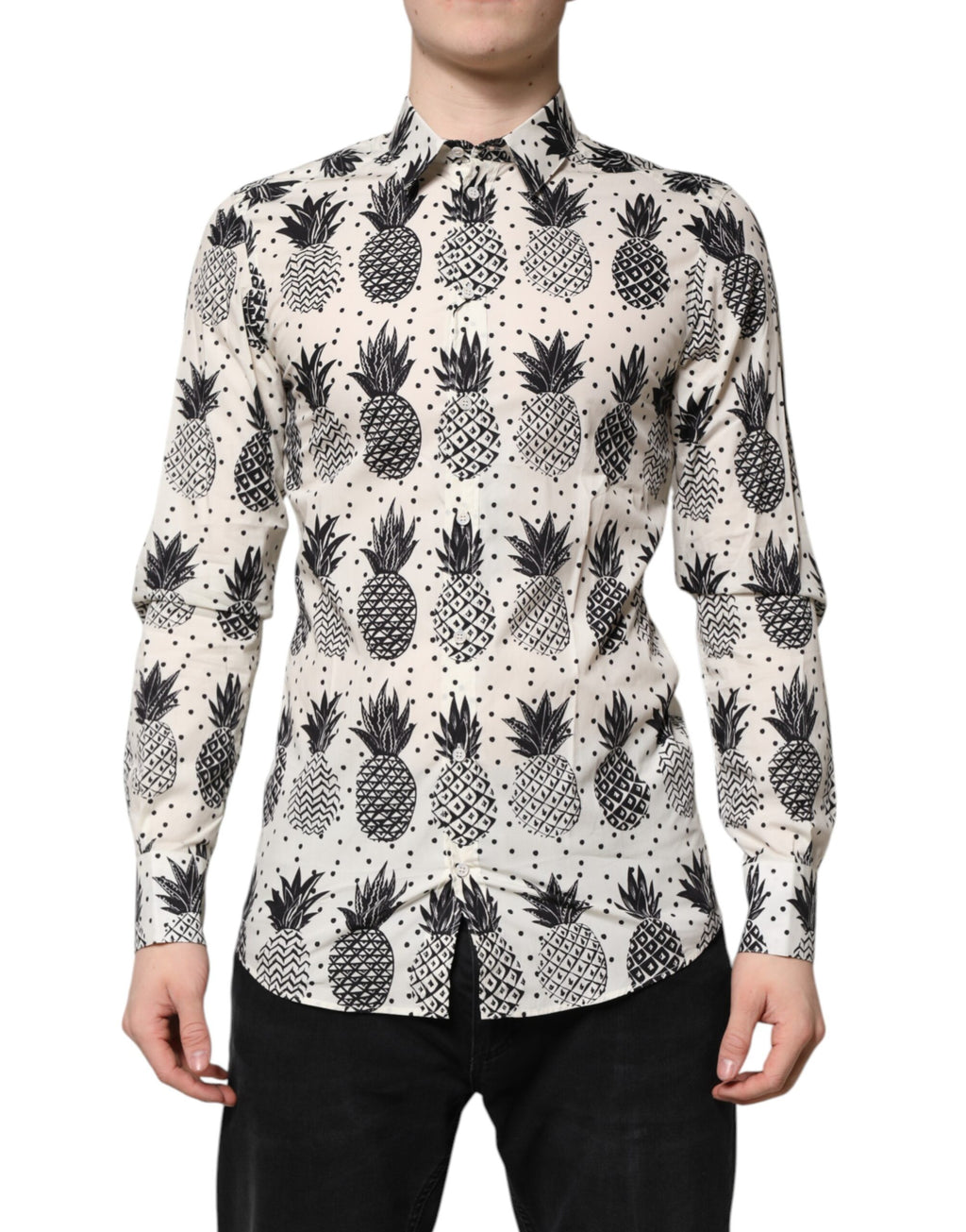 Chemise longue blanche Dolce & Gabbana à imprimé ananas doré, manches longues, style élégant et tendance.