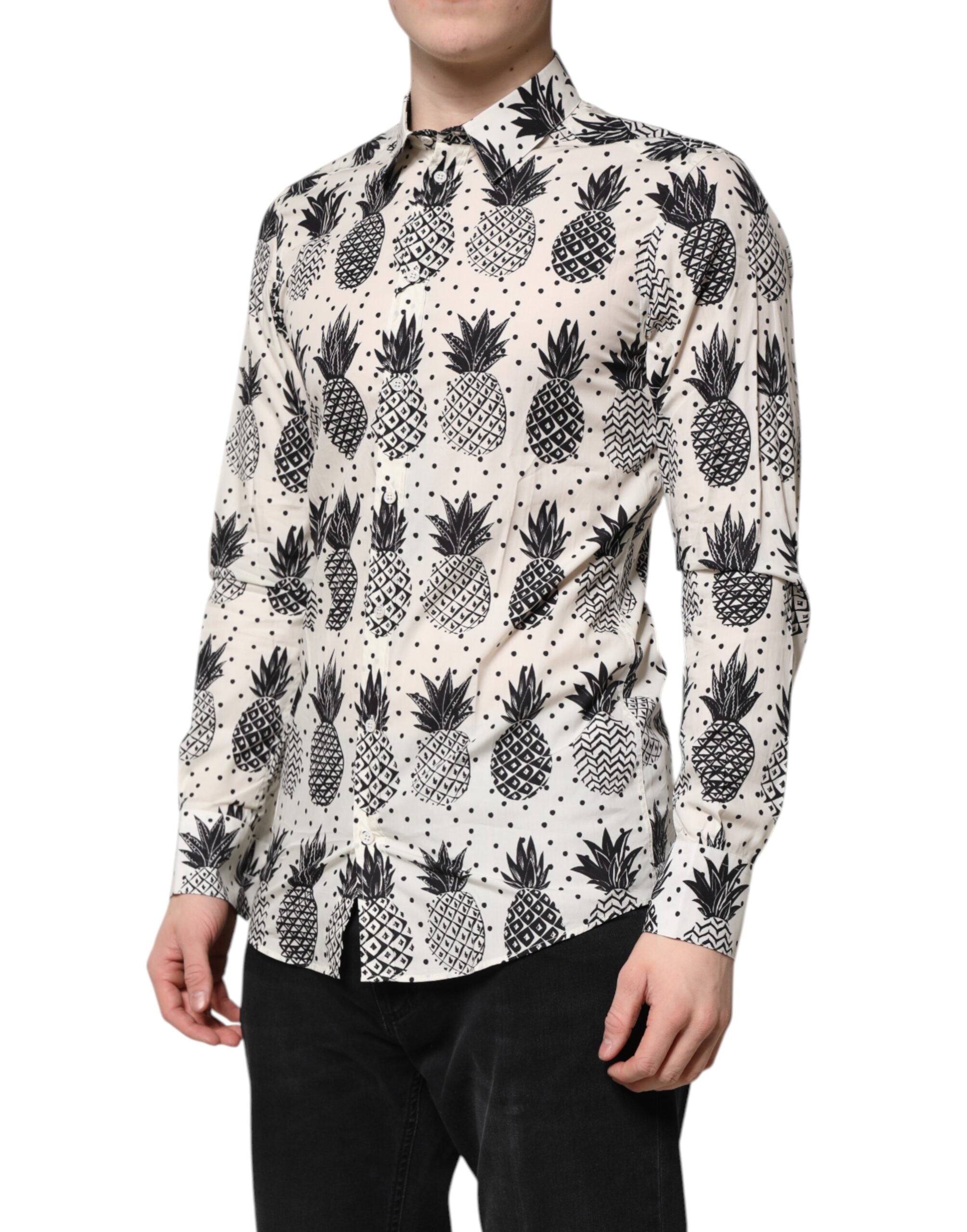 Chemise longue Dolce & Gabbana blanche avec motif ananas, manches longues en tissu doré, style élégant et tendance.