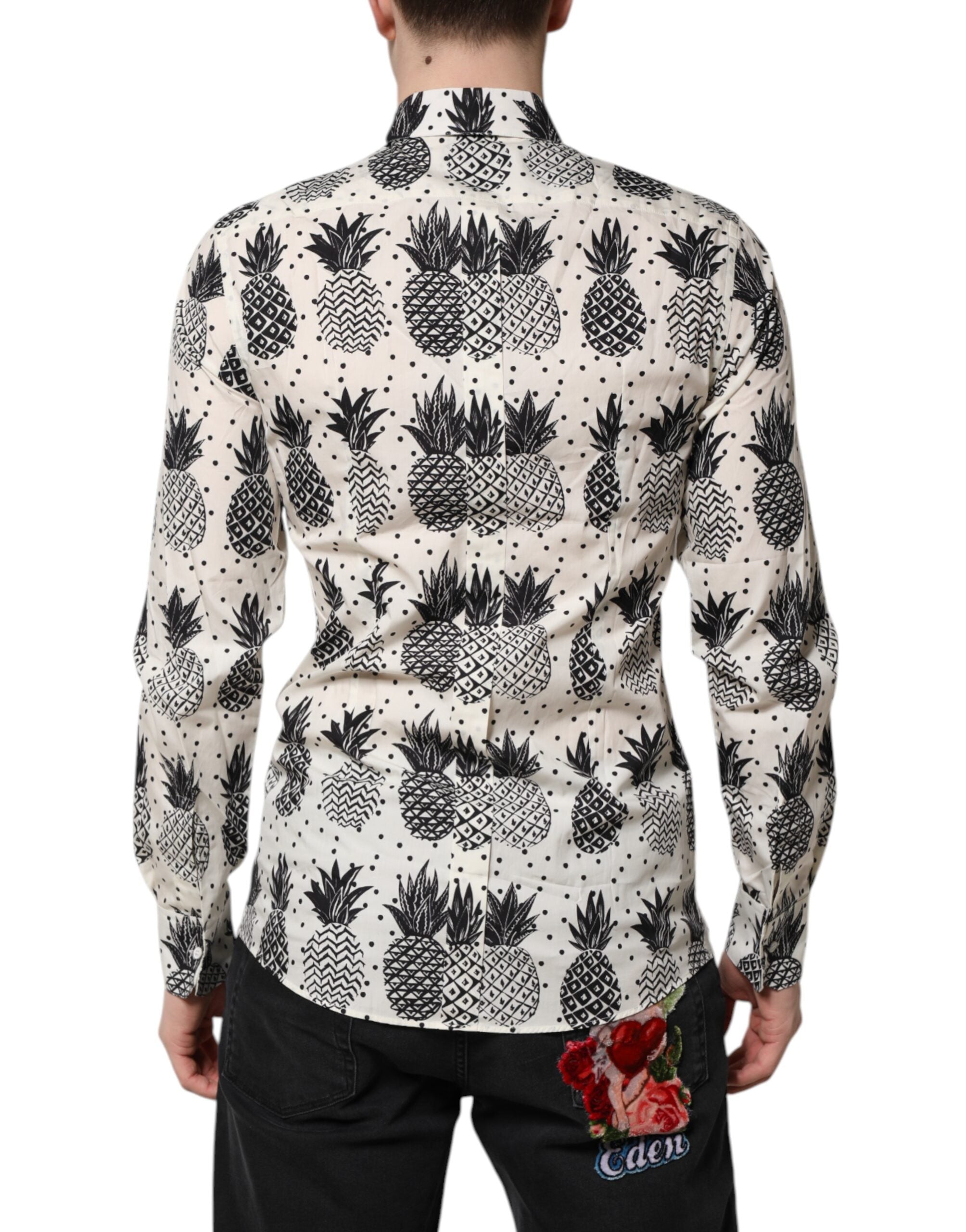 Chemise longue blanche Dolce & Gabbana à motif ananas, manches longues et détails dorés élégants.