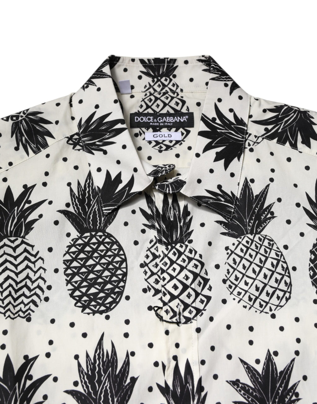 Chemise longue blanche Dolce & Gabbana à imprimé ananas, manches longues avec détails dorés élégants.