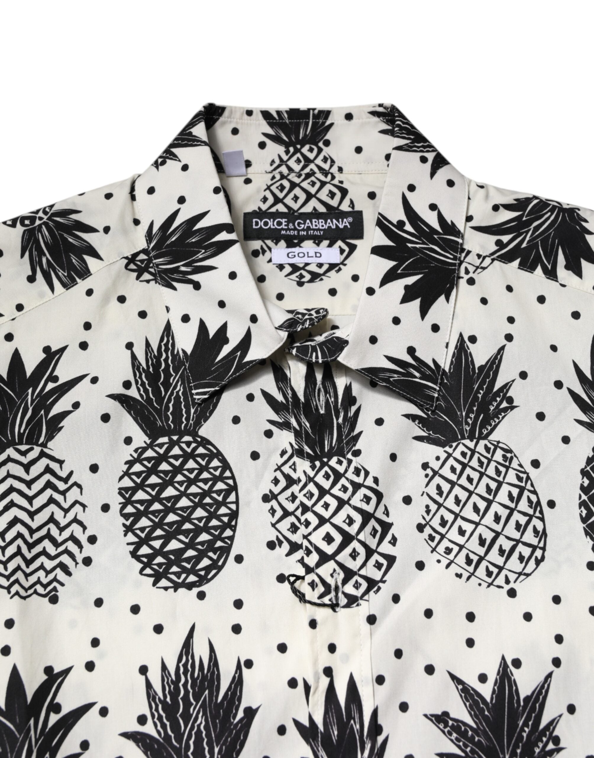 Chemise longue blanche Dolce & Gabbana à imprimé ananas, manches longues avec détails dorés élégants.