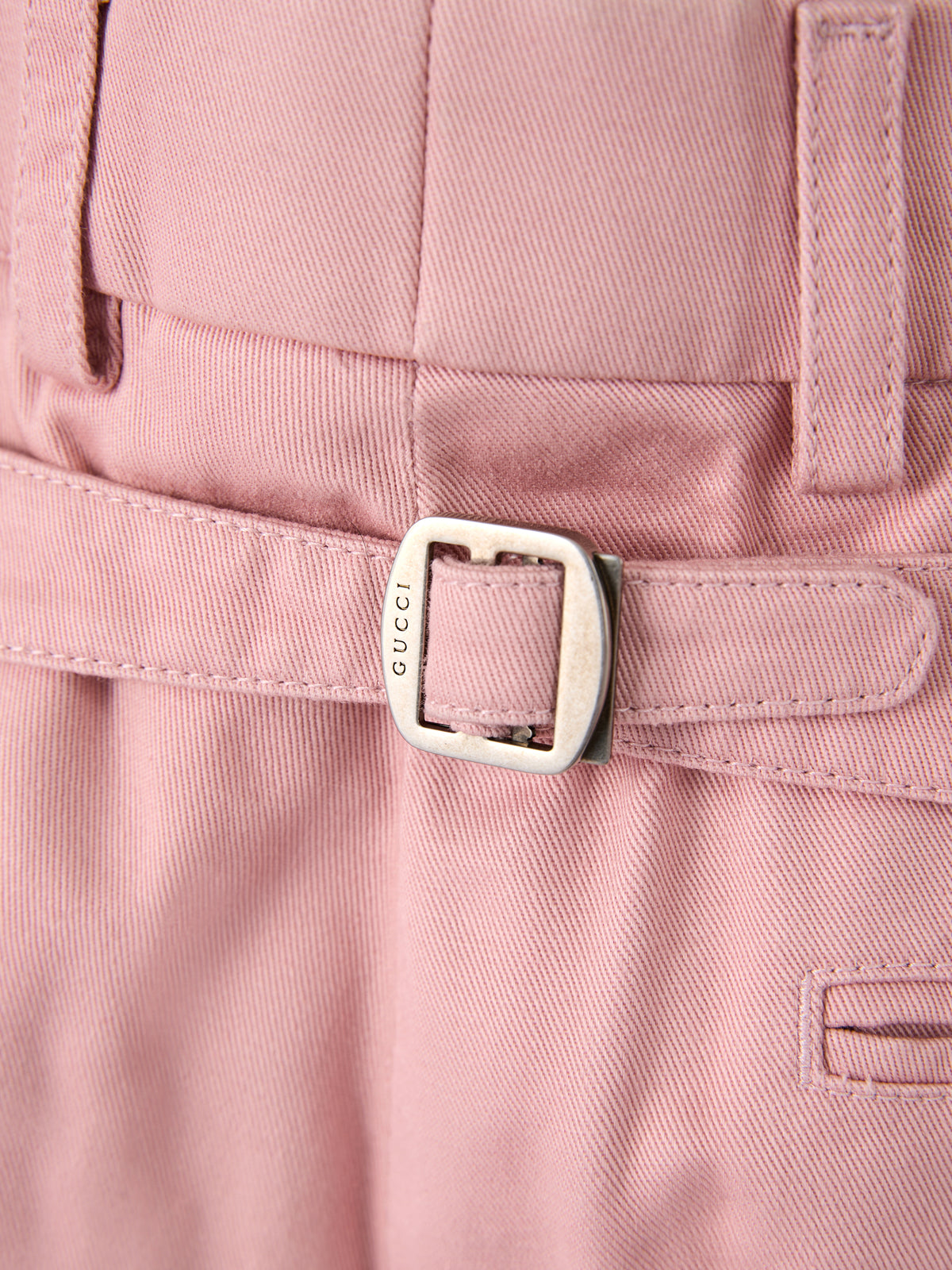 Pantalon en coton rose clair de Gucci, style décontracté, avec coupe classique et détails élégants.