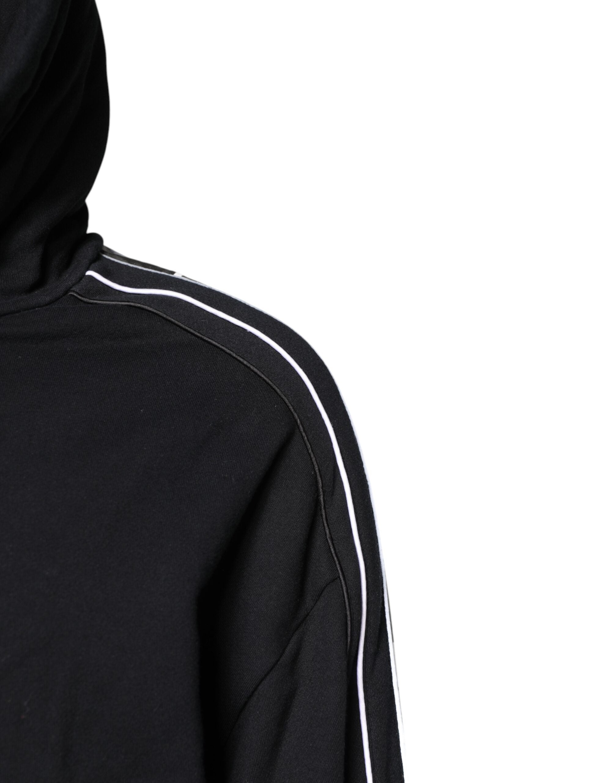 Sweat à capuche en coton noir Dolce & Gabbana avec logo, style décontracté et moderne, porté par un mannequin.