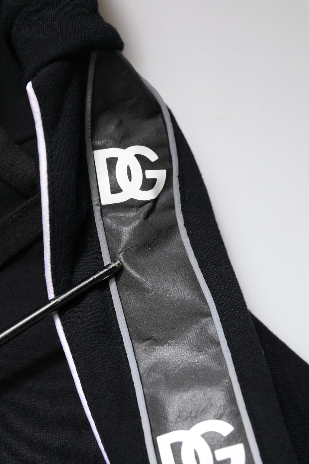 Sweat à capuche noir en coton Dolce & Gabbana avec logo, vêtement décontracté et élégant, porté par un mannequin.