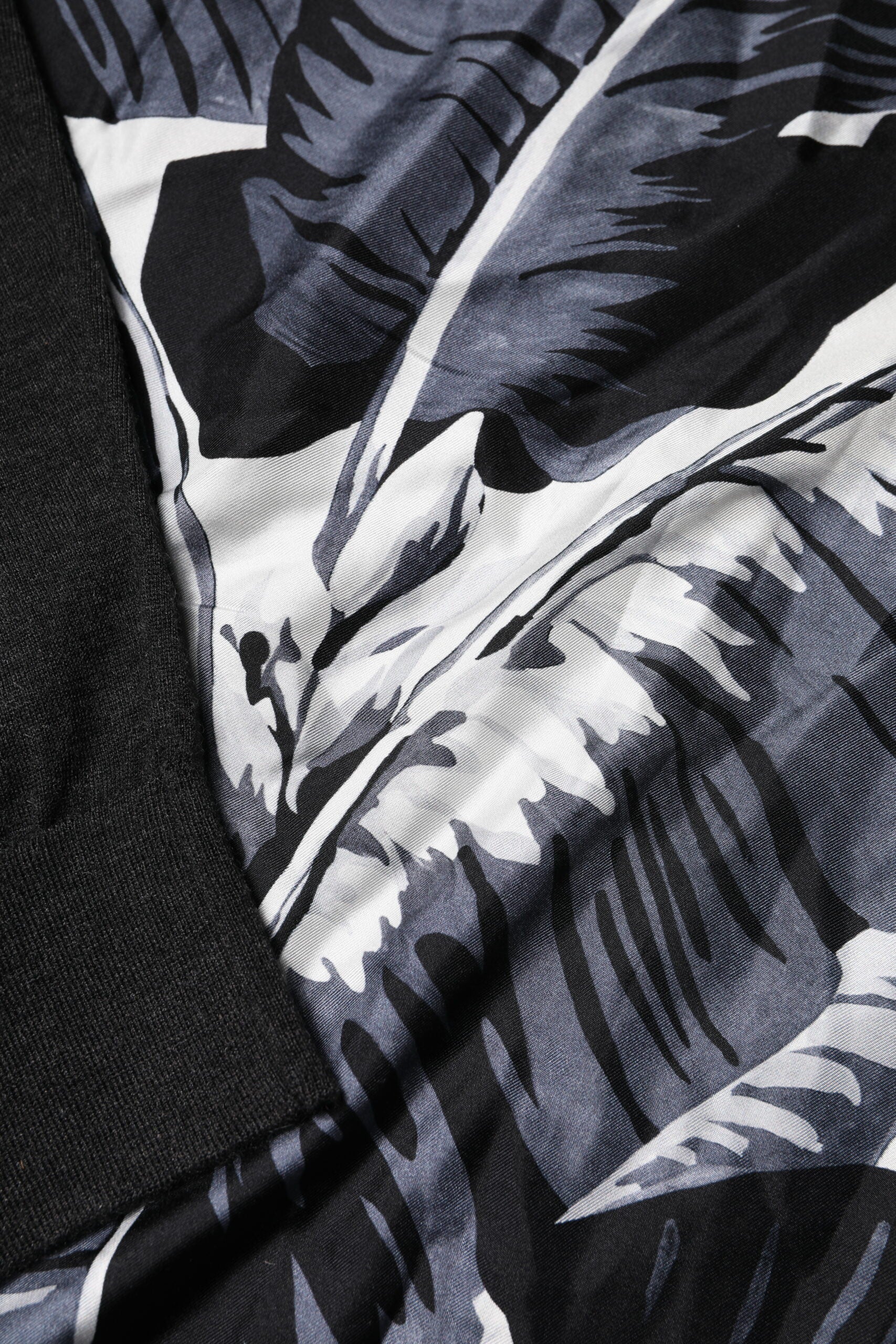 Pull-over homme noir en tricot avec imprimé Dolce & Gabbana, style élégant et confortable.