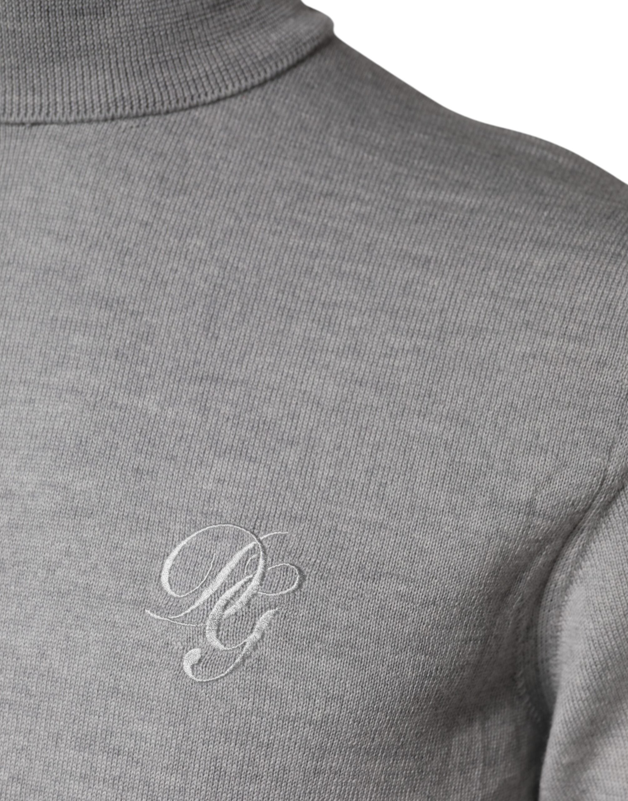 Pull homme en laine gris de Dolce & Gabbana, pull-over tricoté avec col rond et manches longues, style élégant et confortable.