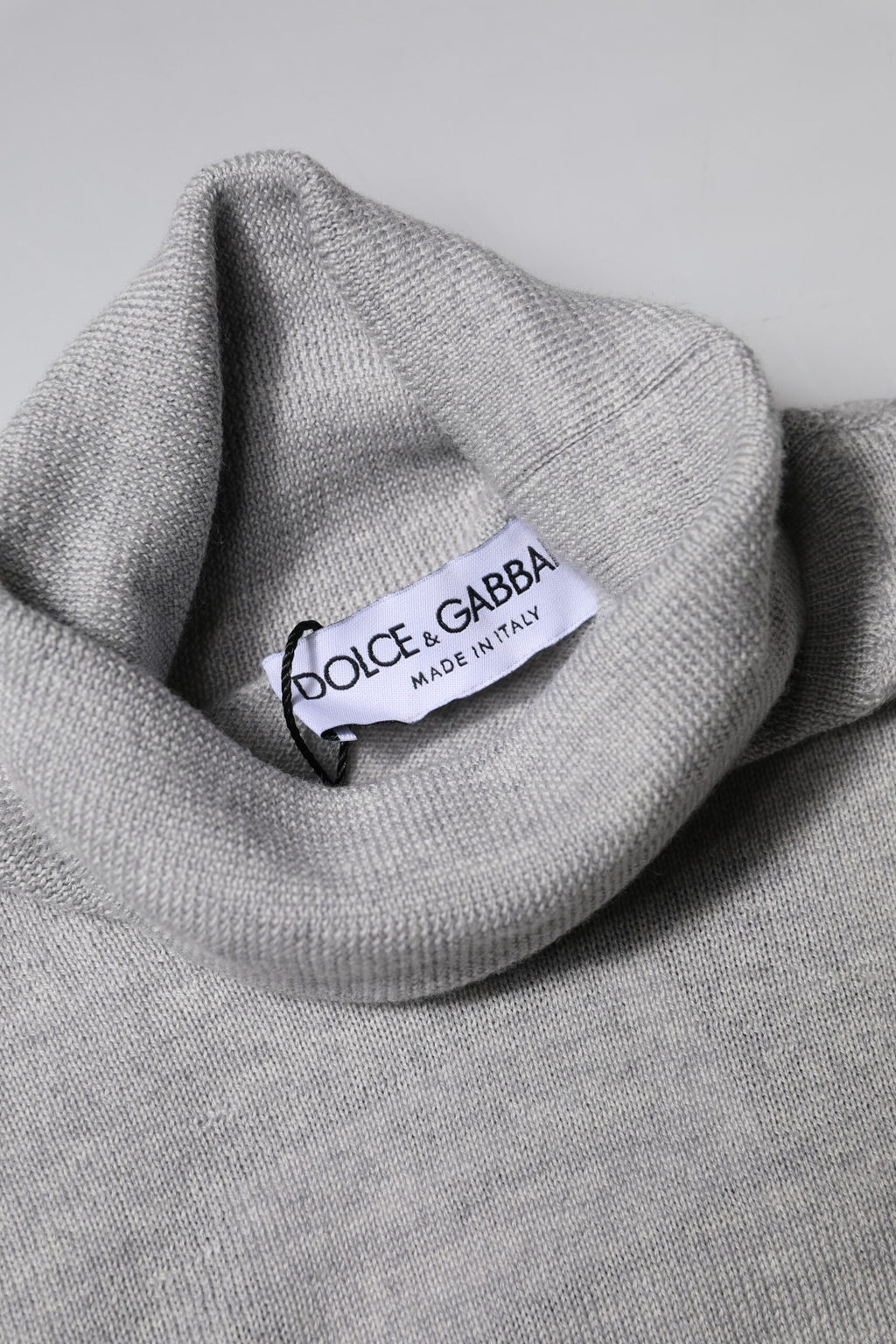 Pull homme en laine gris de Dolce & Gabbana, pull-over tricoté avec col rond et manches longues.