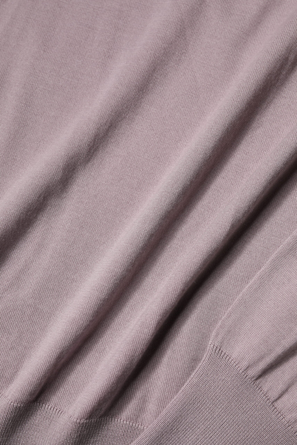 Pull-over homme en cachemire marron de Dolce & Gabbana, laine tricotée, style élégant et confortable, visible en détail.