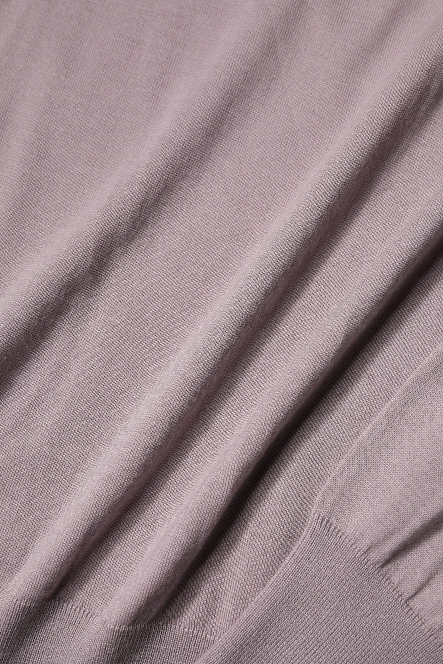 Pull-over homme en cachemire marron de Dolce & Gabbana, laine tricotée, style élégant et confortable, visible en détail.