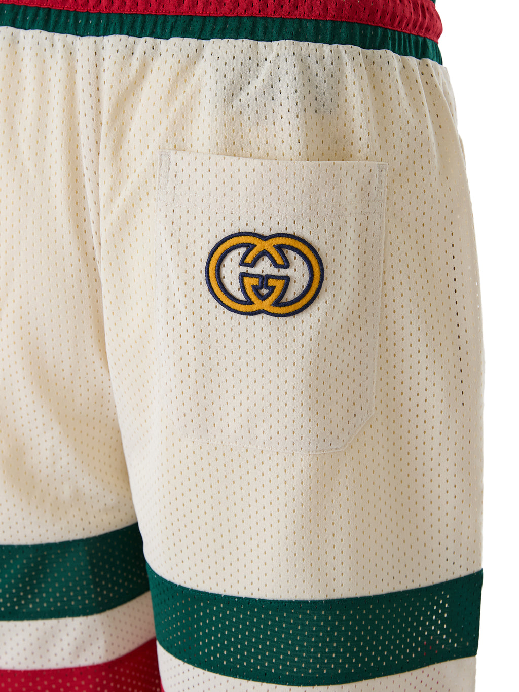 Shorts en polyester crème Gucci avec logo, mode décontractée, visible avec détails du tissu et logo Gucci sur le devant