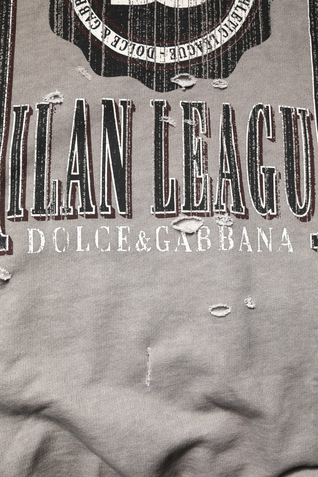 Pull-over gris Dolce & Gabbana à logo imprimé, col rond, en maille douce et confortable.