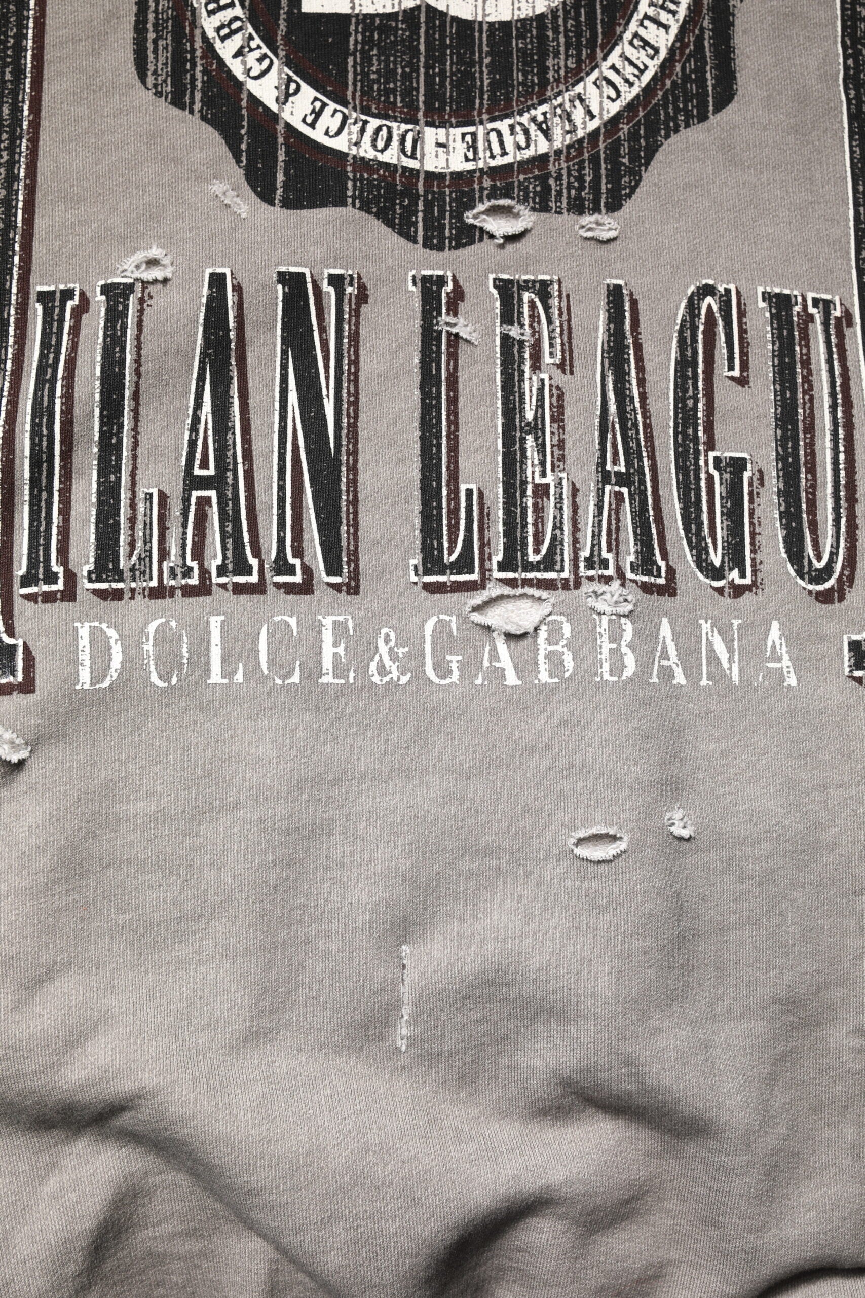 Pull-over gris Dolce & Gabbana à logo imprimé, col rond, en maille douce et confortable.