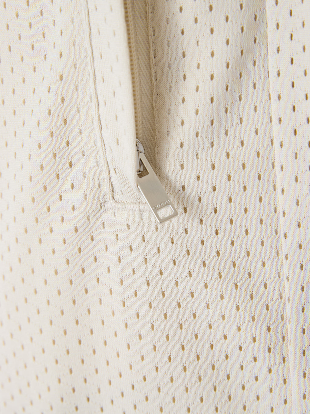 Shorts en polyester crème Gucci avec logo, design décontracté et confortable, parfait pour un look tendance et élégant.