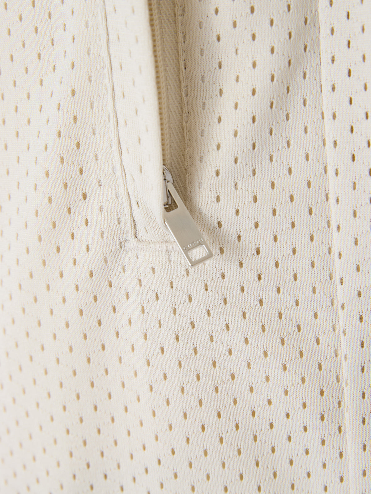 Shorts en polyester crème Gucci avec logo, design décontracté et confortable, parfait pour un look tendance et élégant.