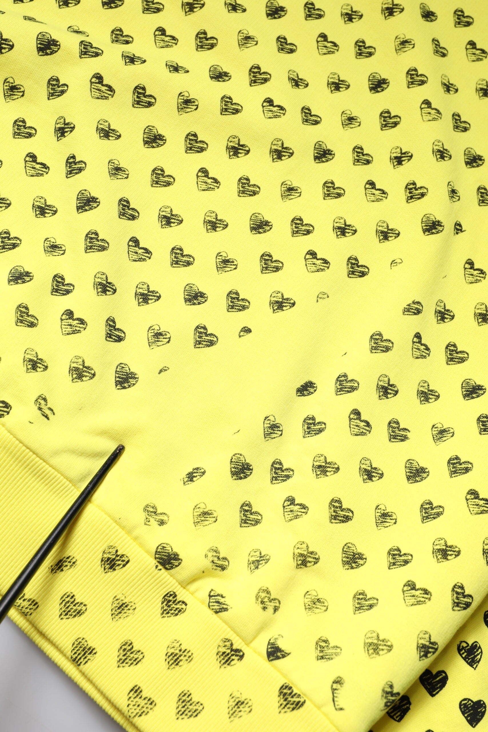 Pull homme Dolce & Gabbana en maille jaune avec cœur sur le col, col rond, style décontracté et élégant.