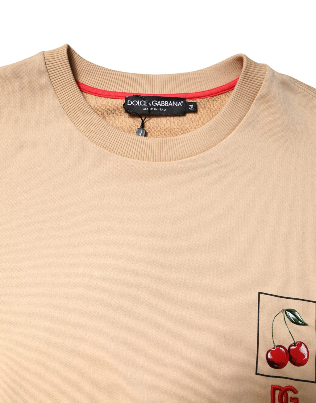 Pull-over Dolce & Gabbana beige avec motif cerise, col rond, en maille confortable et élégant.