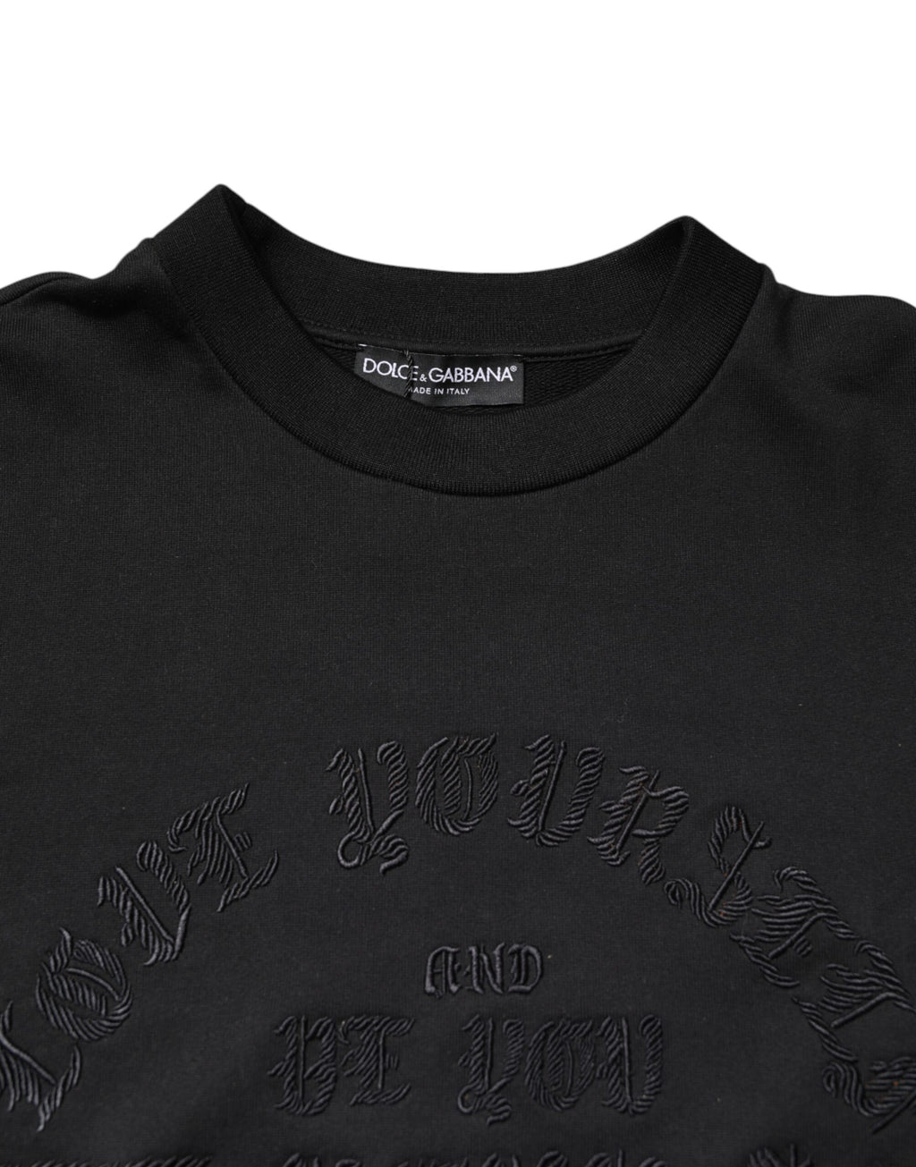 Pull-over à col rond noir Dolce & Gabbana avec broderies élégantes, confectionné en tissu doux et confortable.