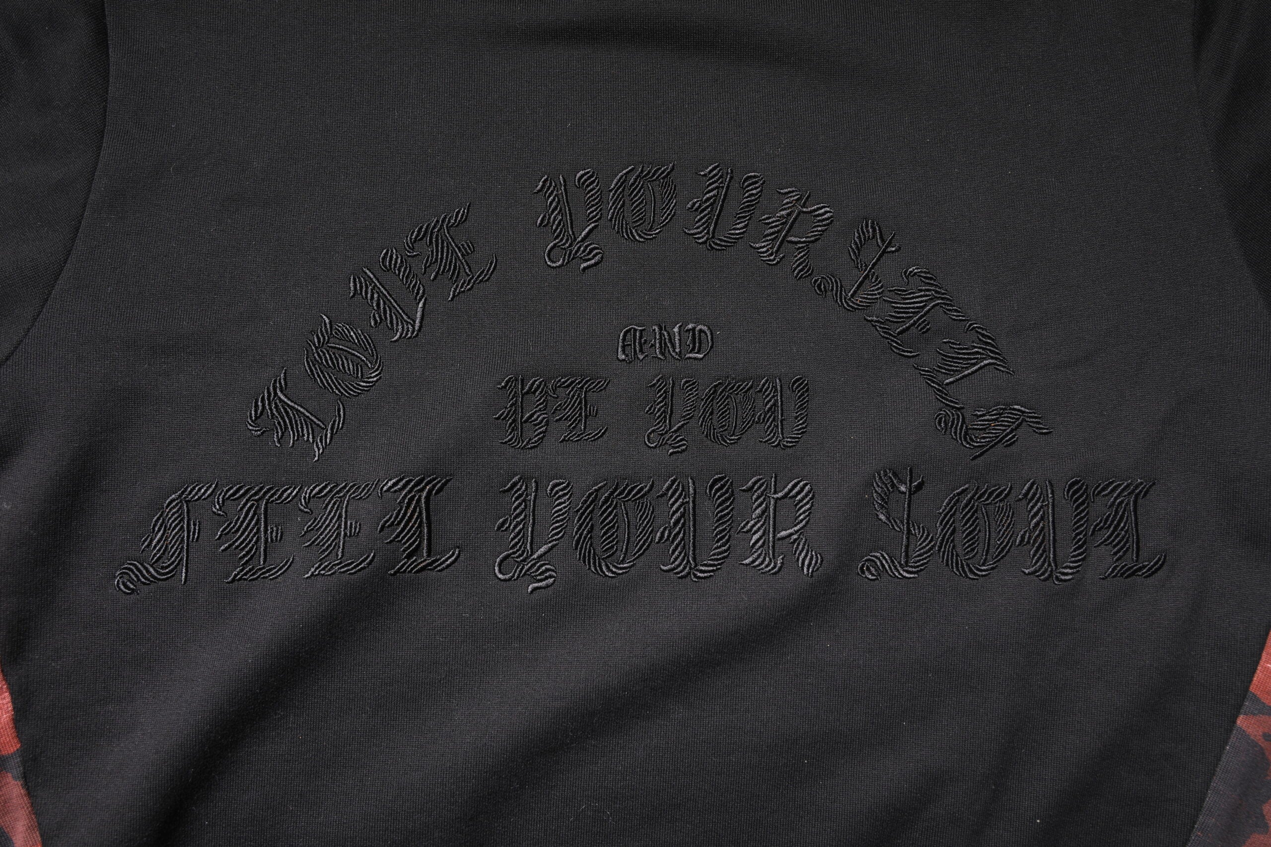 Pull en laine noir Dolce & Gabbana à col rond avec broderies élégantes et détails sophistiqués, vue de face.